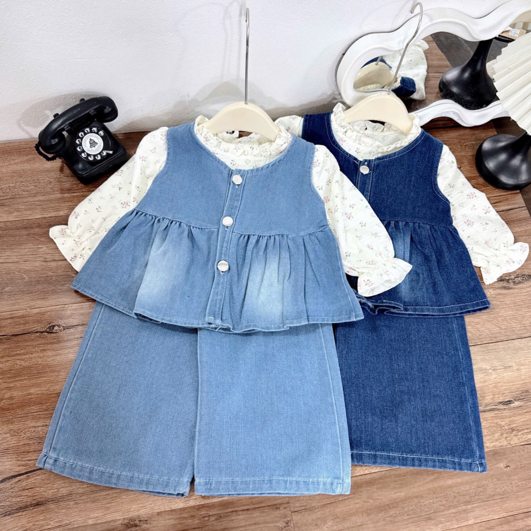 Sét 3 chi tiết áo hoa dài tay kèm gile bò + quần ống xuông bé gái