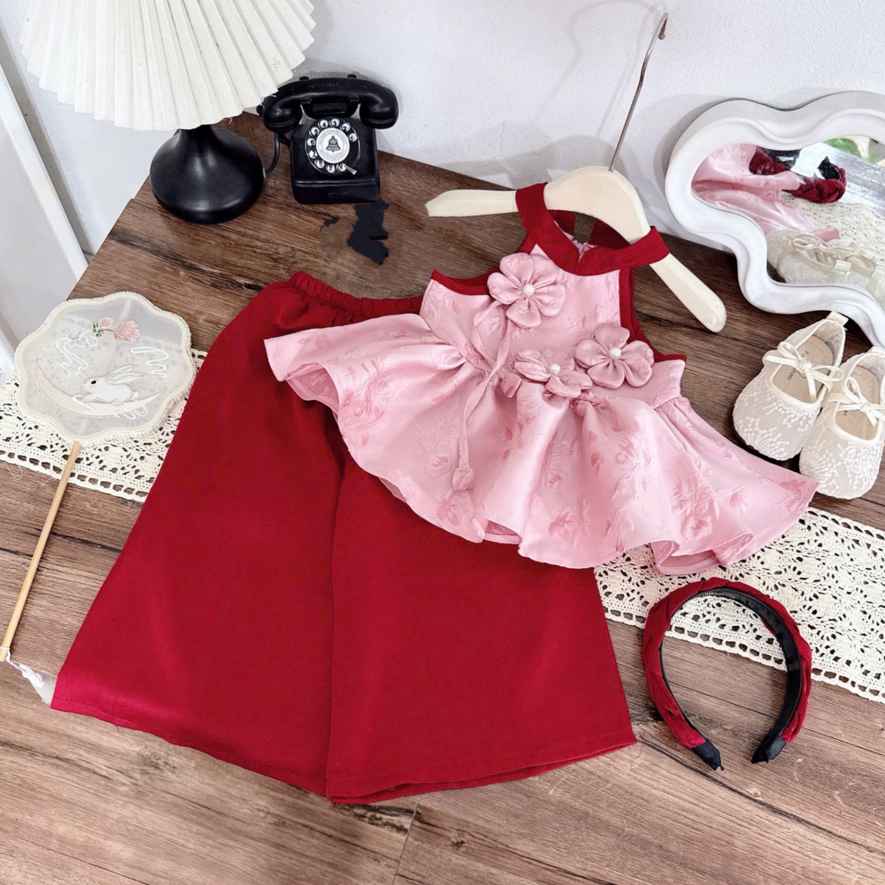 Sét bộ hồng cổ yếm đính hoa nổi quần xuông bé gái