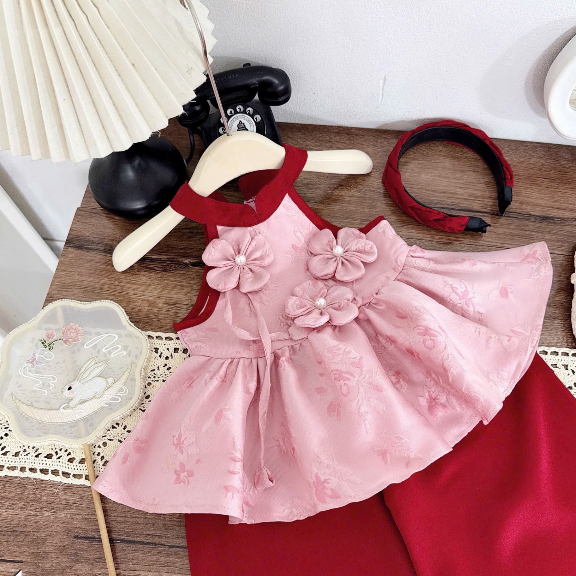Sét bộ hồng cổ yếm đính hoa nổi quần xuông bé gái