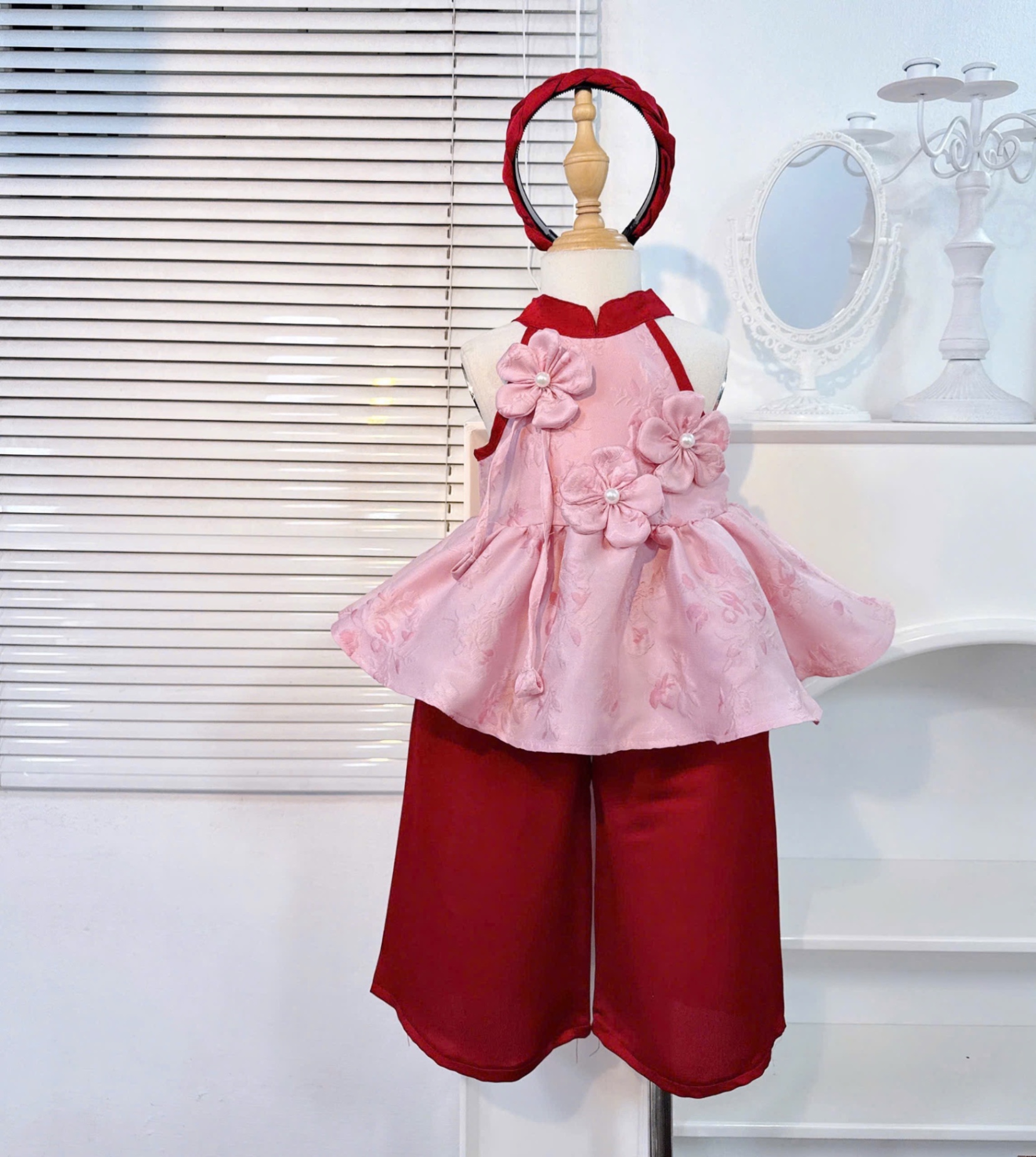 Sét bộ hồng cổ yếm đính hoa nổi quần xuông bé gái