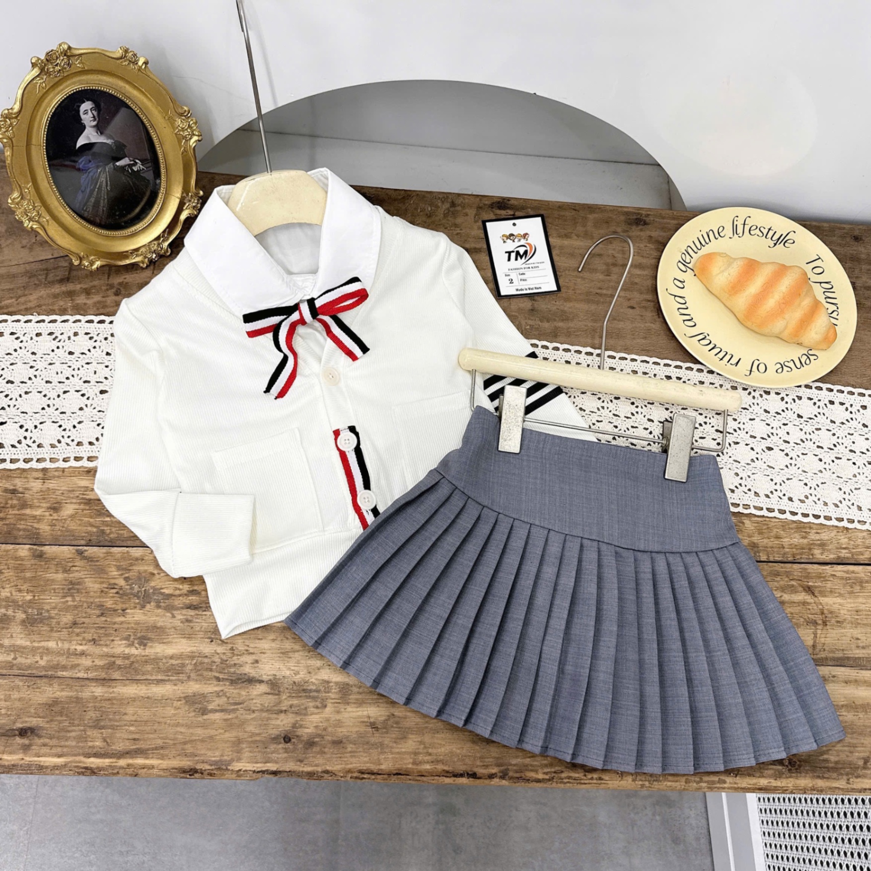 Sét bộ áo phối cổ sơ mi nơ cv dập ly ghi bé gái