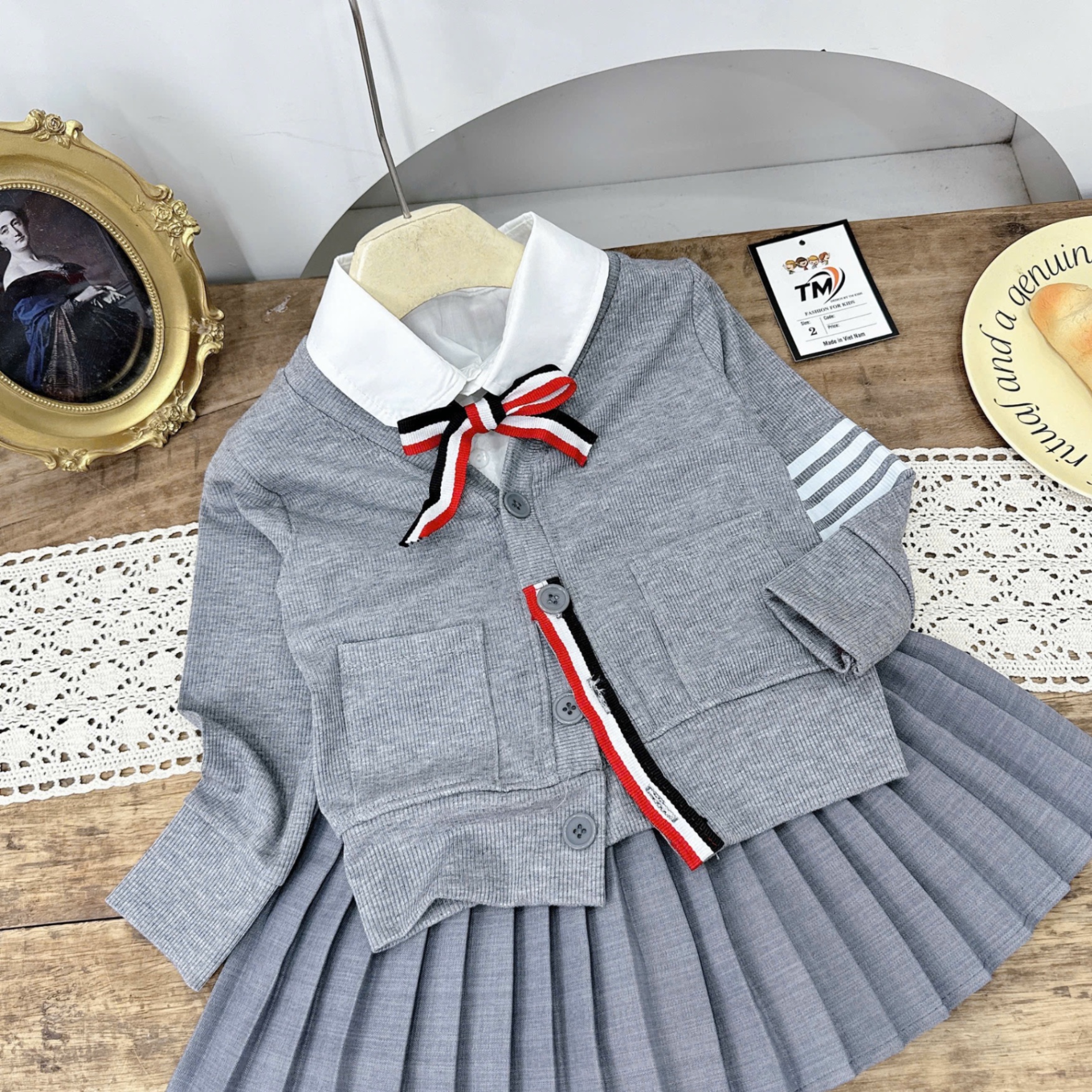 Sét bộ áo phối cổ sơ mi nơ cv dập ly ghi bé gái