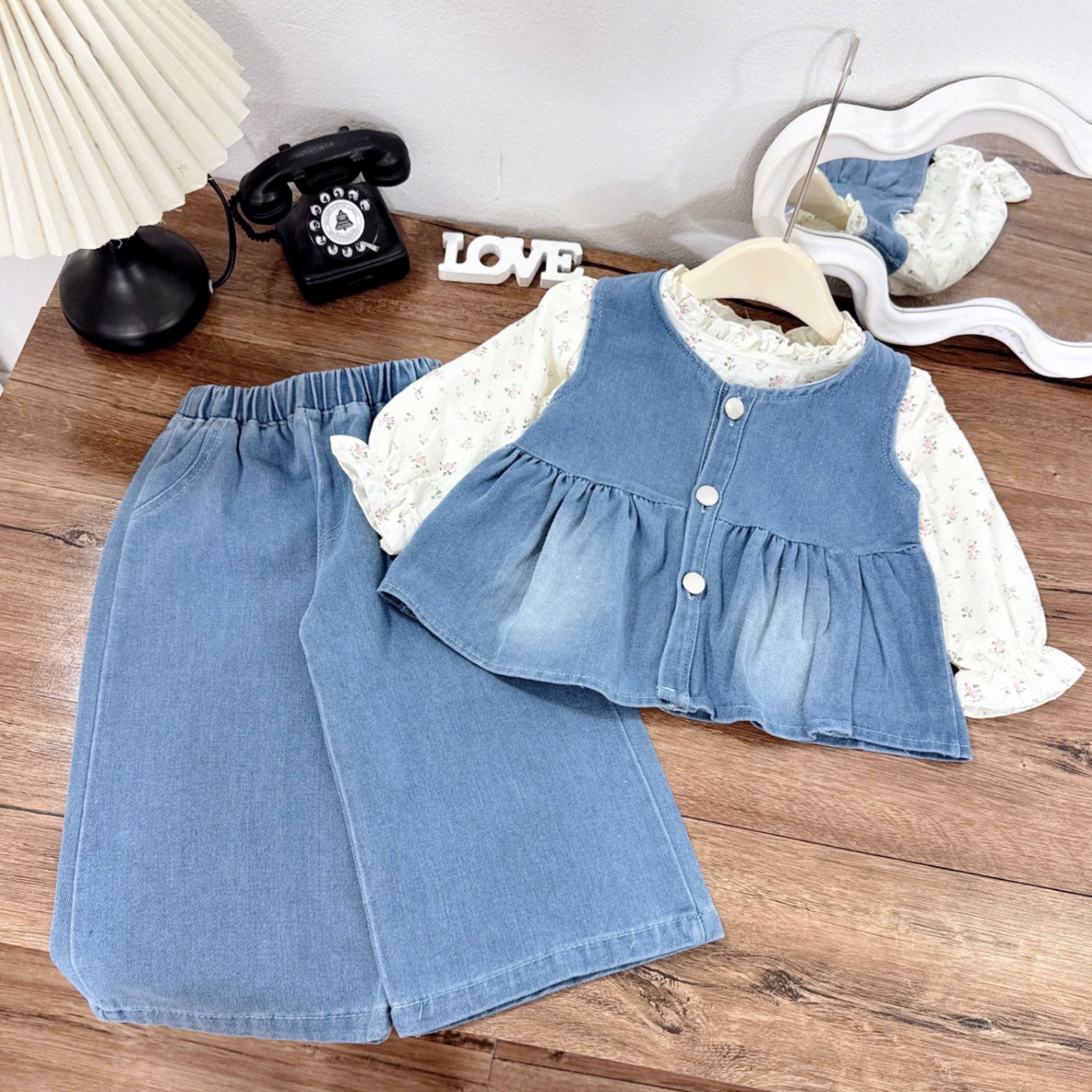 Sét 3 chi tiết áo hoa dài tay kèm gile bò + quần ống xuông bé gái