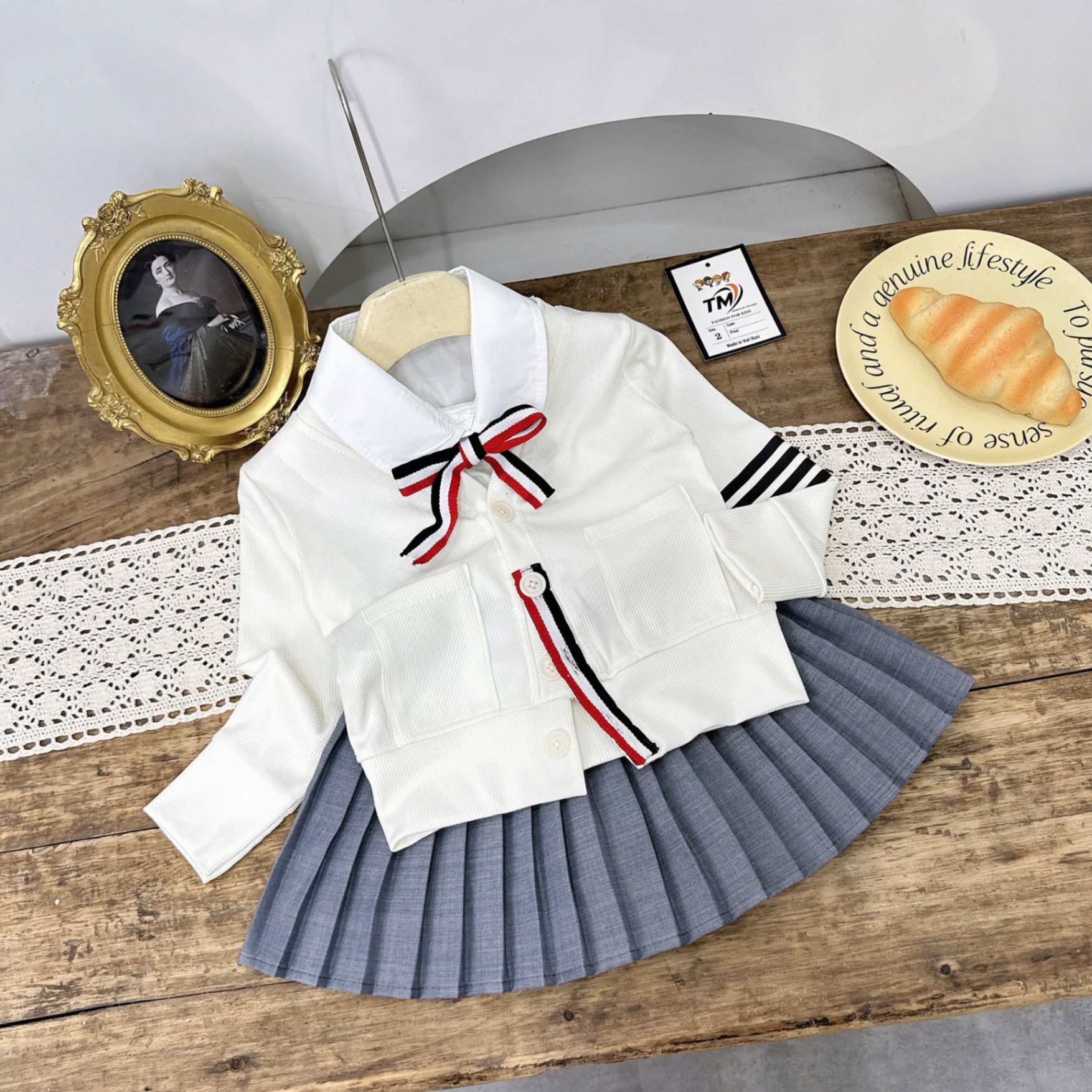 Sét bộ áo phối cổ sơ mi nơ cv dập ly ghi bé gái