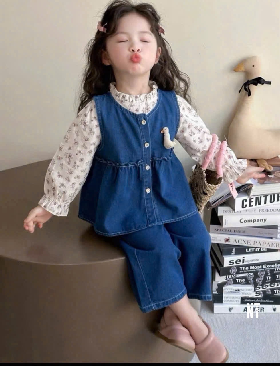 Sét 3 chi tiết áo hoa dài tay kèm gile bò + quần ống xuông bé gái