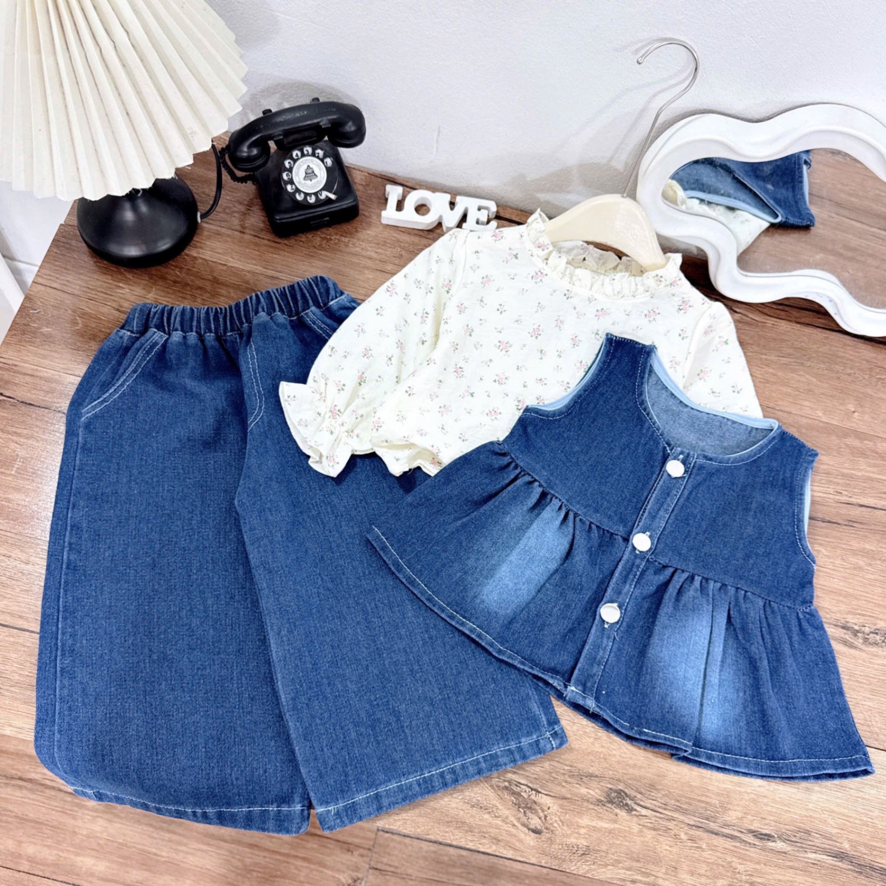 Sét 3 chi tiết áo hoa dài tay kèm gile bò + quần ống xuông bé gái