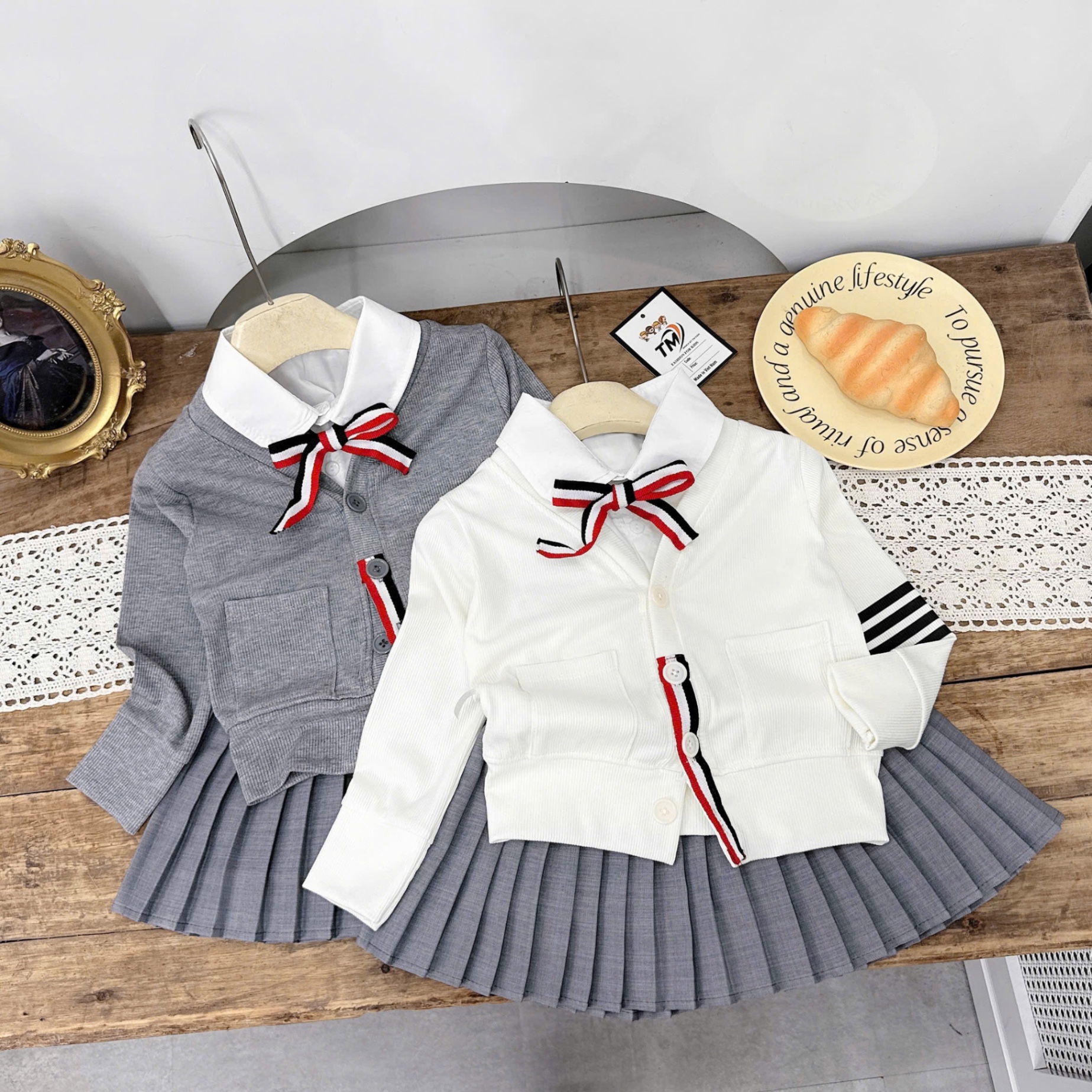 Sét bộ áo phối cổ sơ mi nơ cv dập ly ghi bé gái