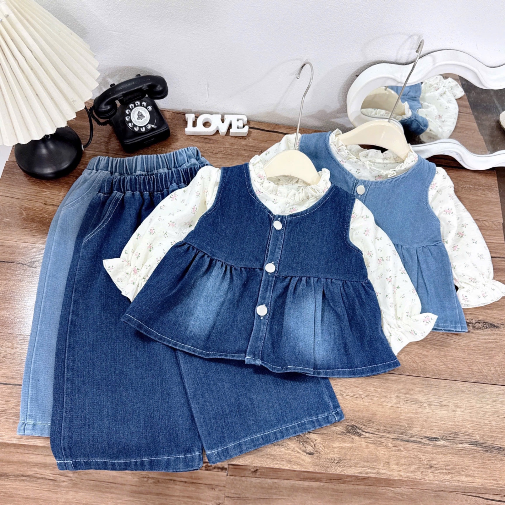 Sét 3 chi tiết áo hoa dài tay kèm gile bò + quần ống xuông bé gái