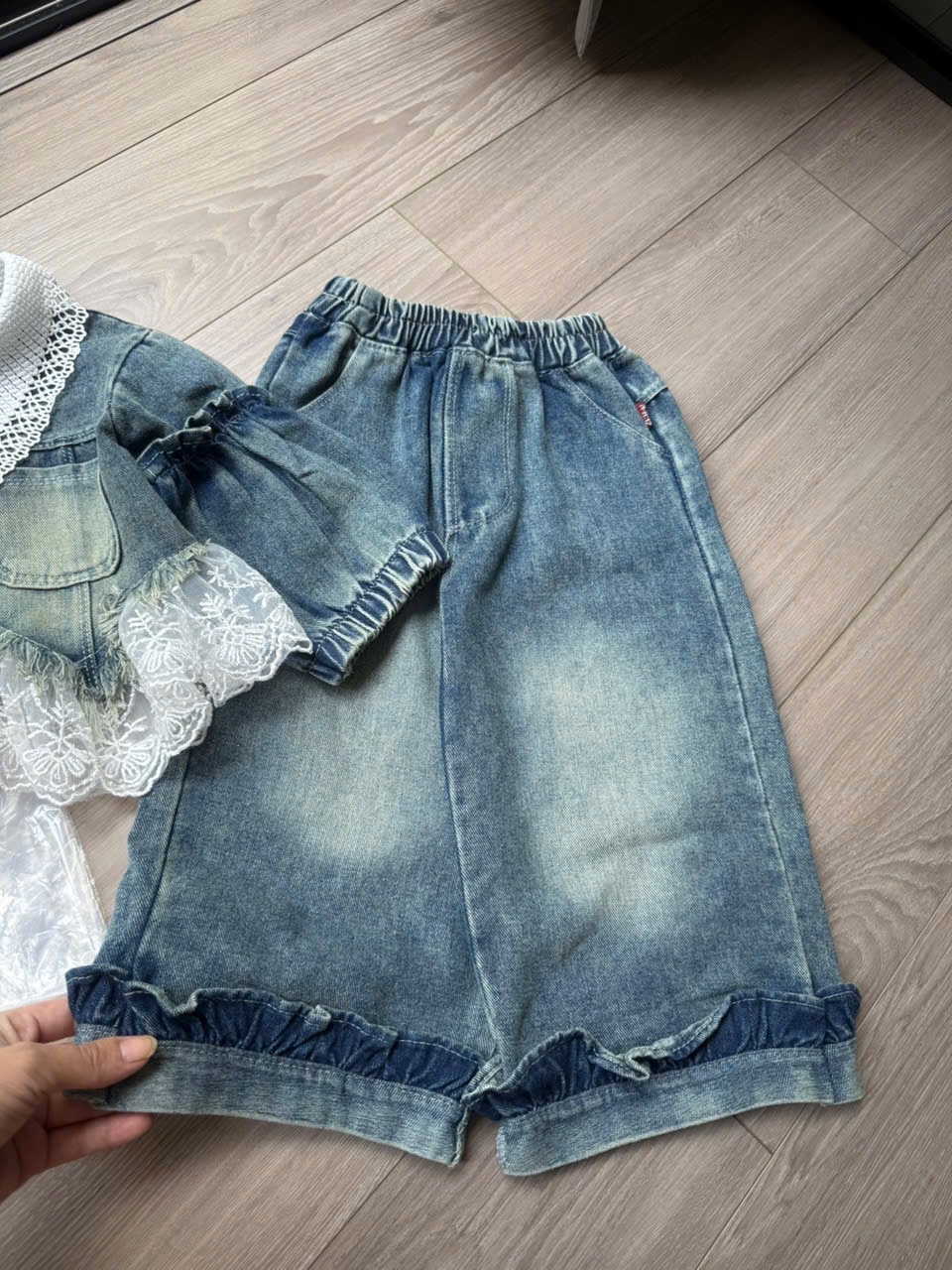 Sét bộ bò tay bồng thân phối ren quần xuông bé gái