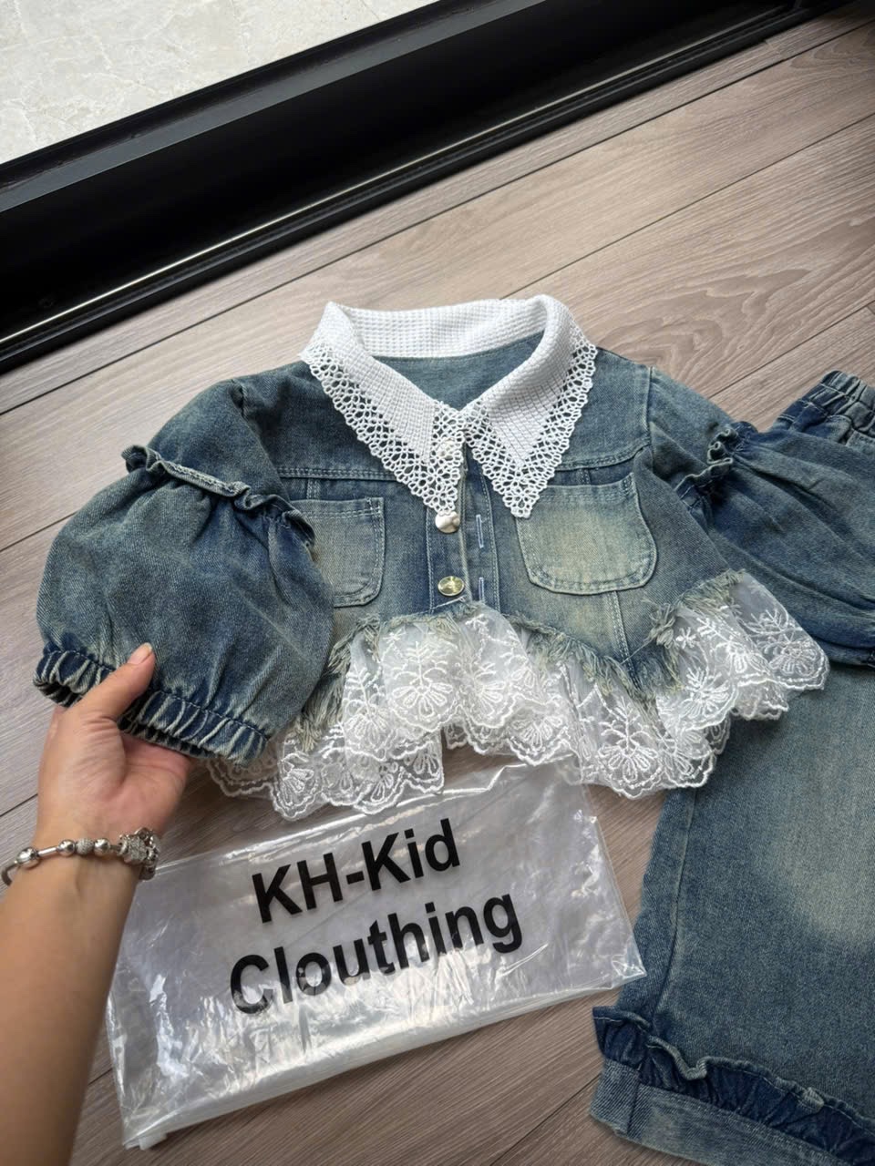 Sét bộ bò tay bồng thân phối ren quần xuông bé gái