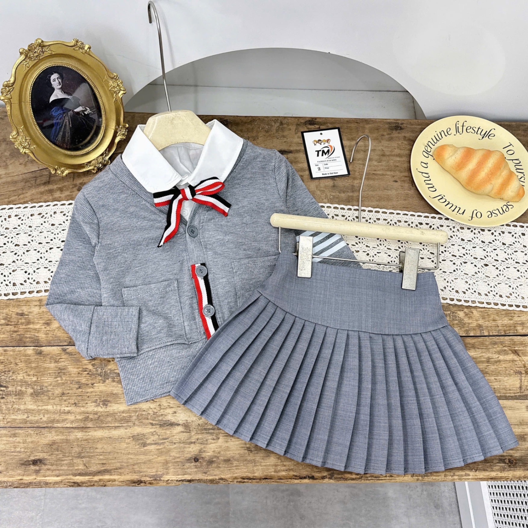 Sét bộ áo phối cổ sơ mi nơ cv dập ly ghi bé gái