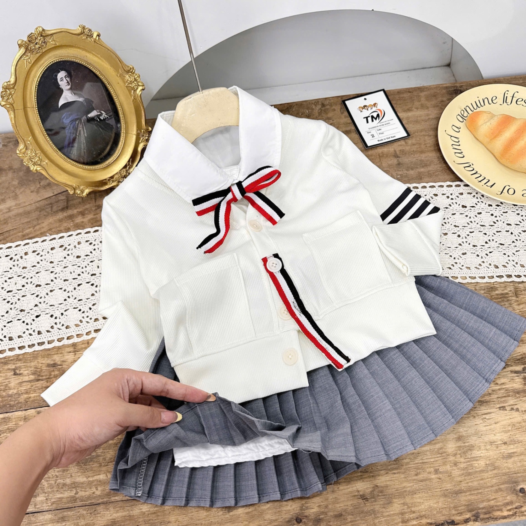 Sét bộ áo phối cổ sơ mi nơ cv dập ly ghi bé gái