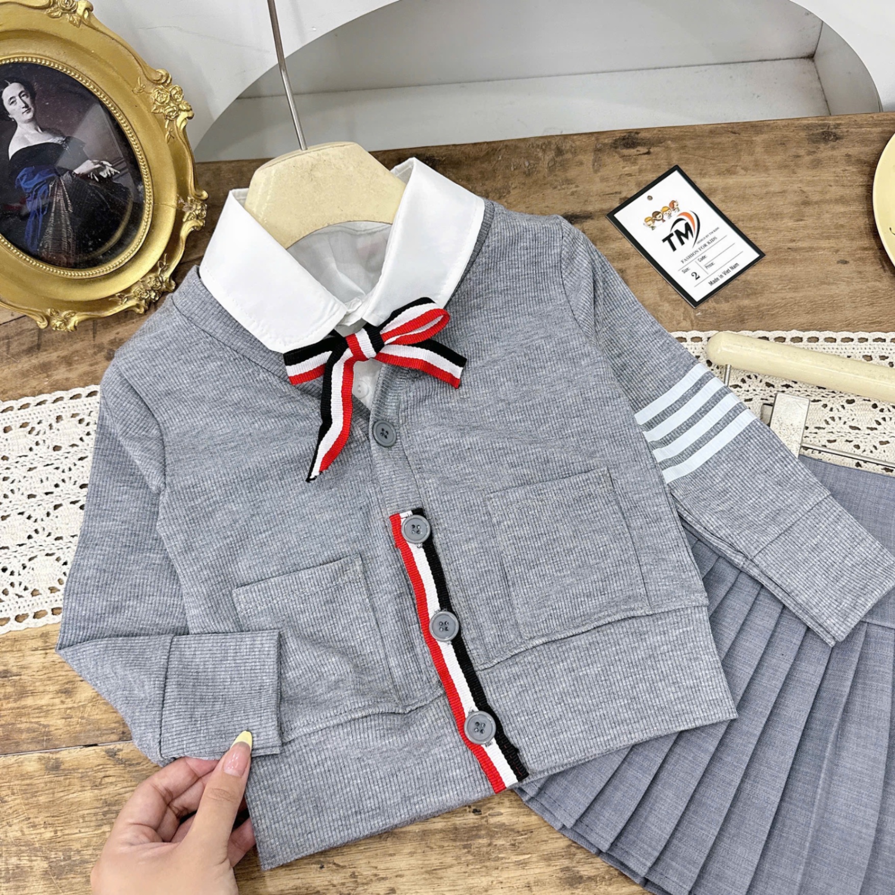 Sét bộ áo phối cổ sơ mi nơ cv dập ly ghi bé gái