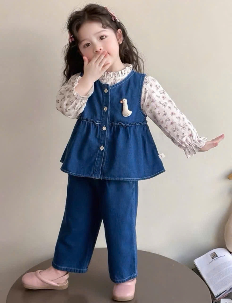 Sét 3 chi tiết áo hoa dài tay kèm gile bò + quần ống xuông bé gái