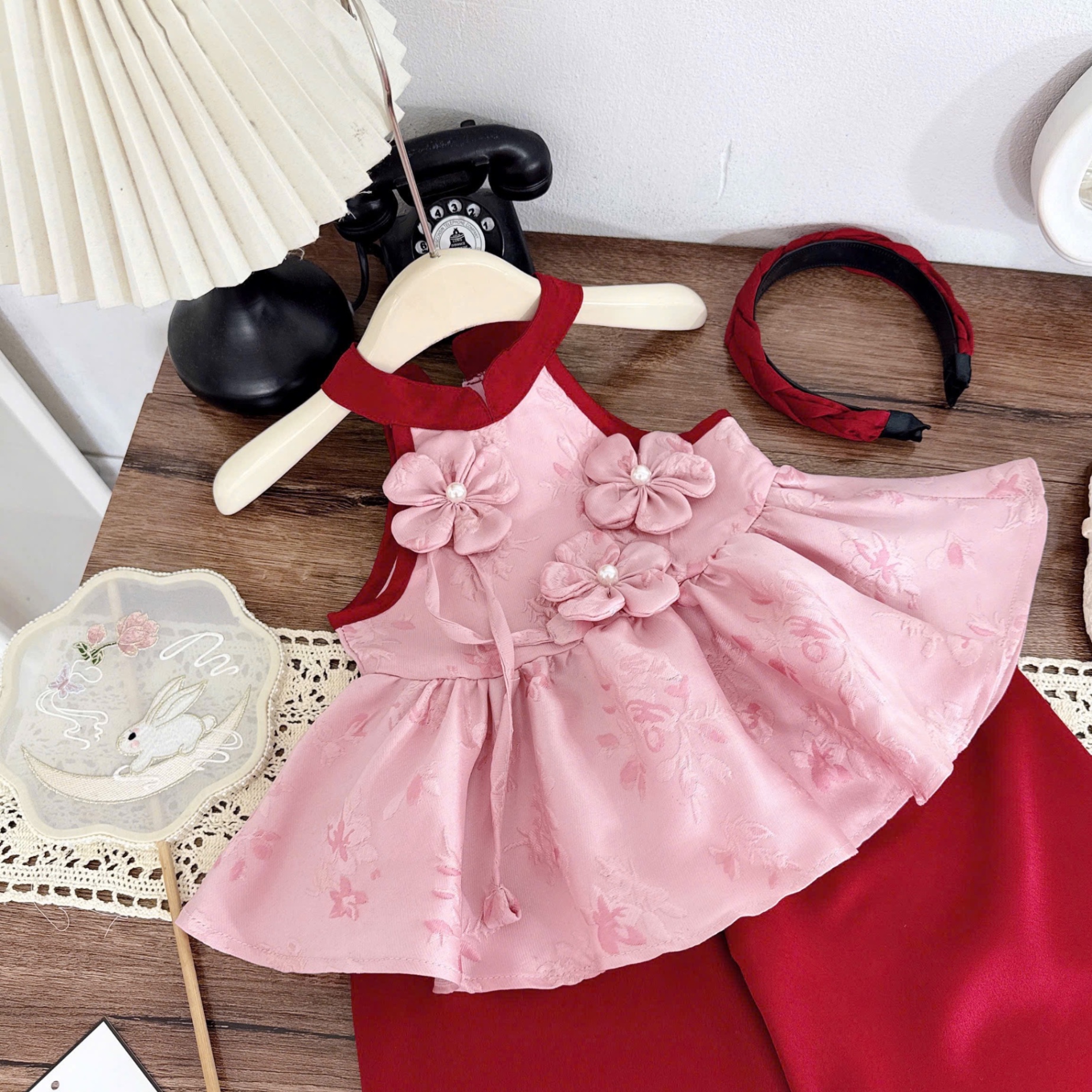 Sét bộ hồng cổ yếm đính hoa nổi quần xuông bé gái