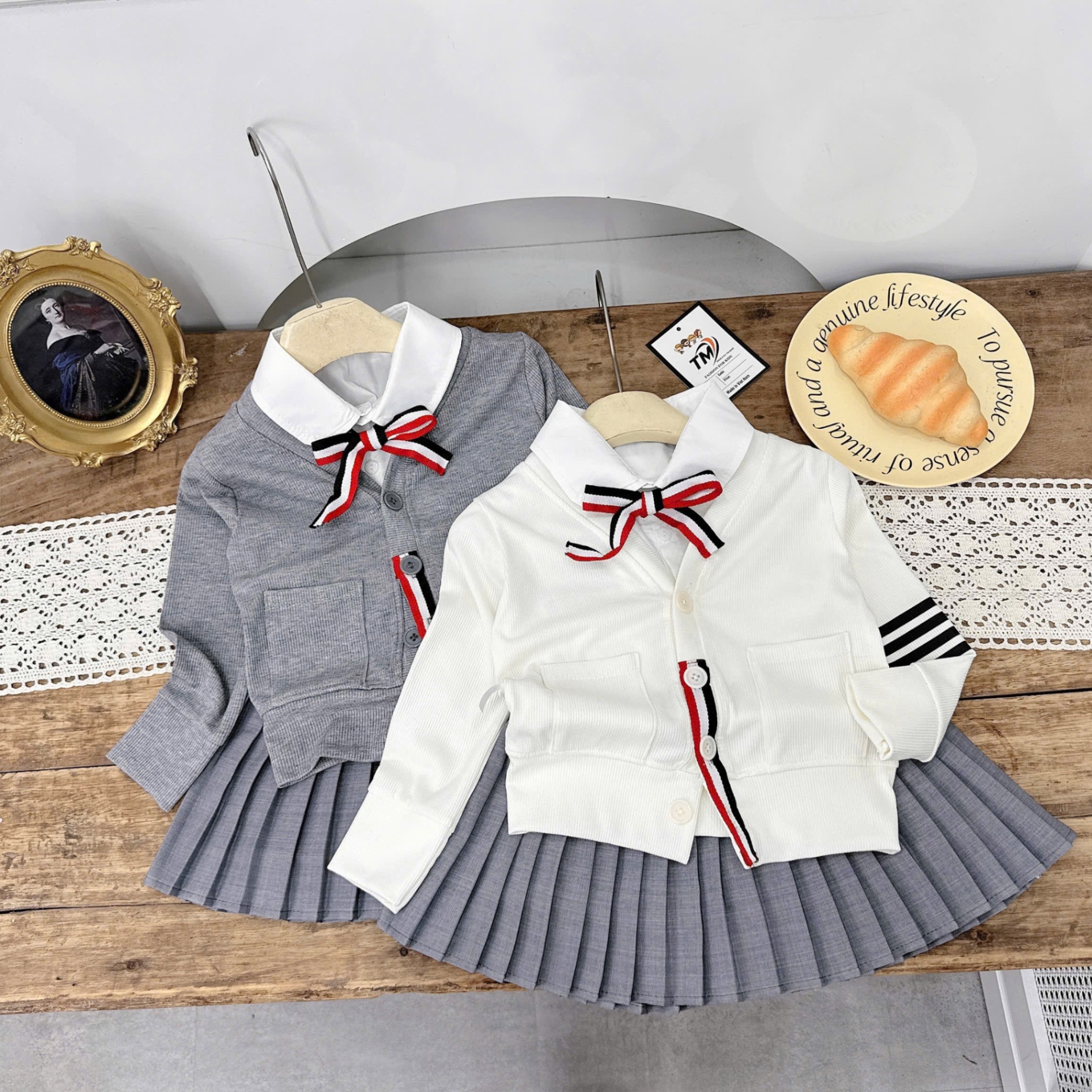 Sét bộ áo phối cổ sơ mi nơ cv dập ly ghi bé gái