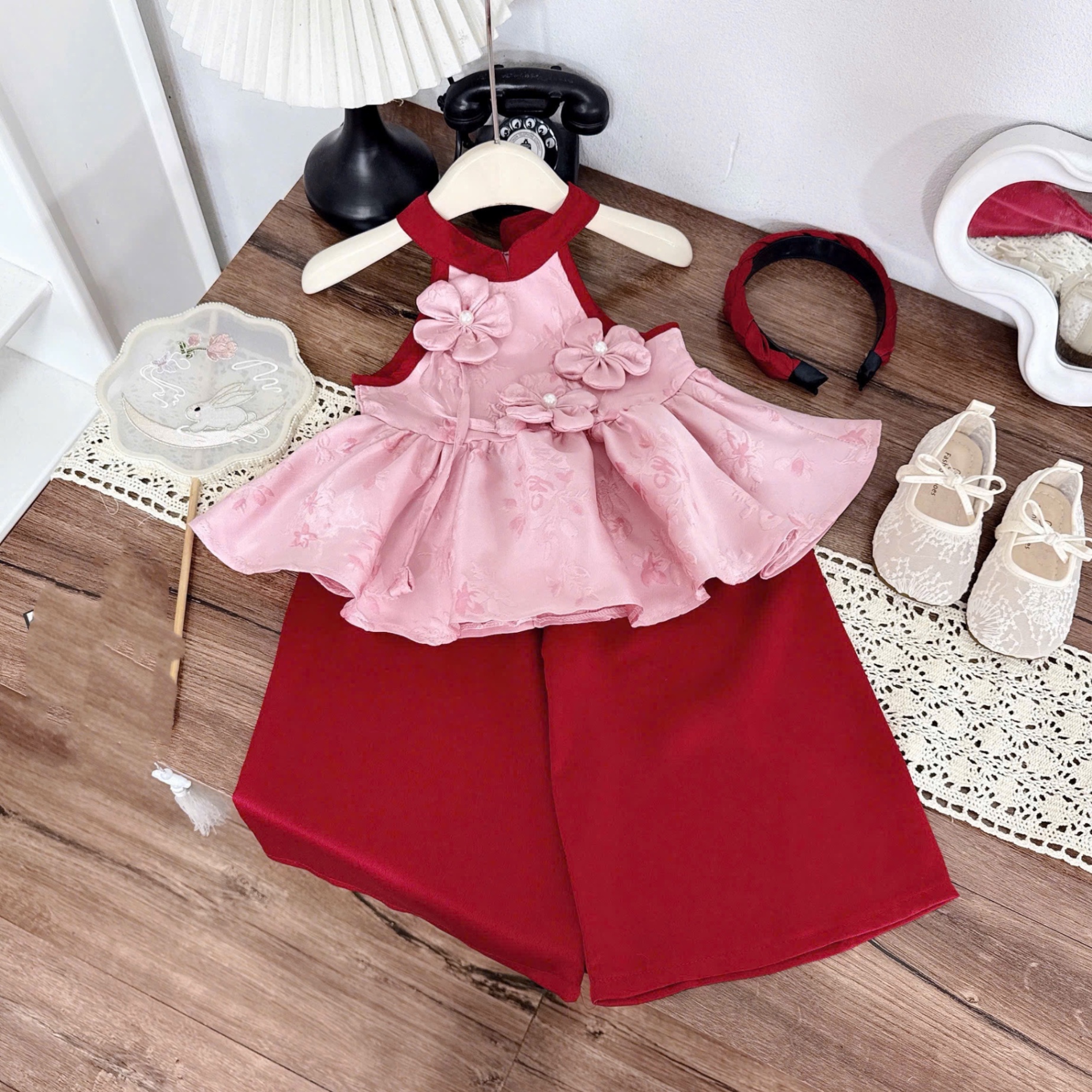 Sét bộ hồng cổ yếm đính hoa nổi quần xuông bé gái