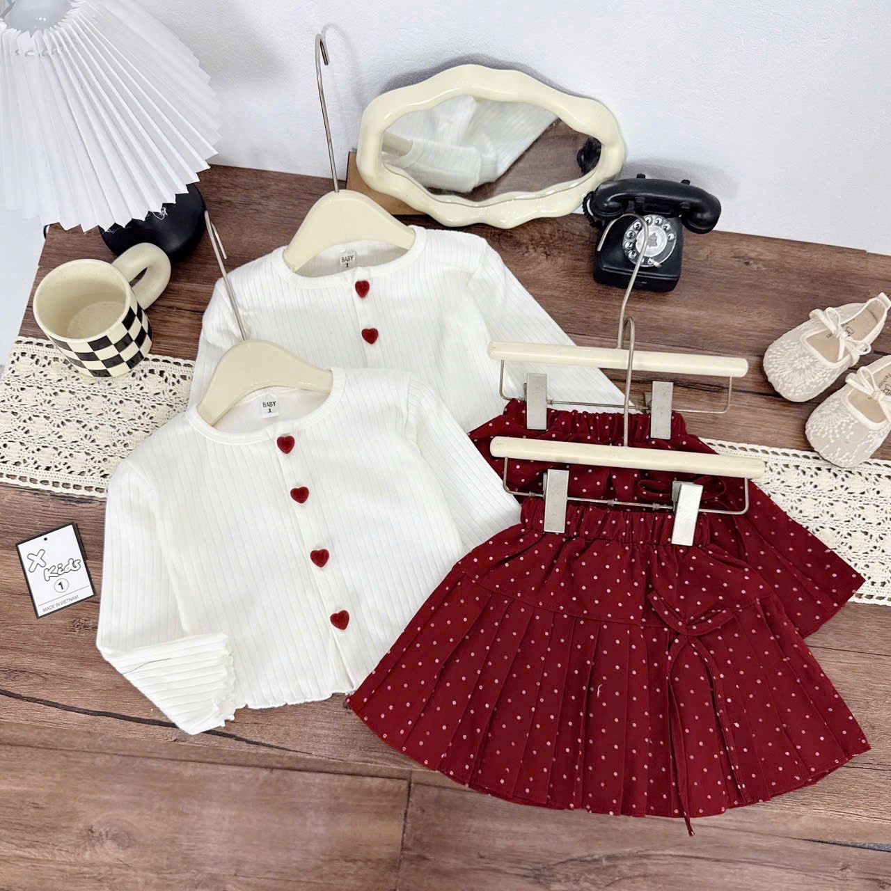 Sét áo len cúc tim cv chấm bi đỏ bé gái