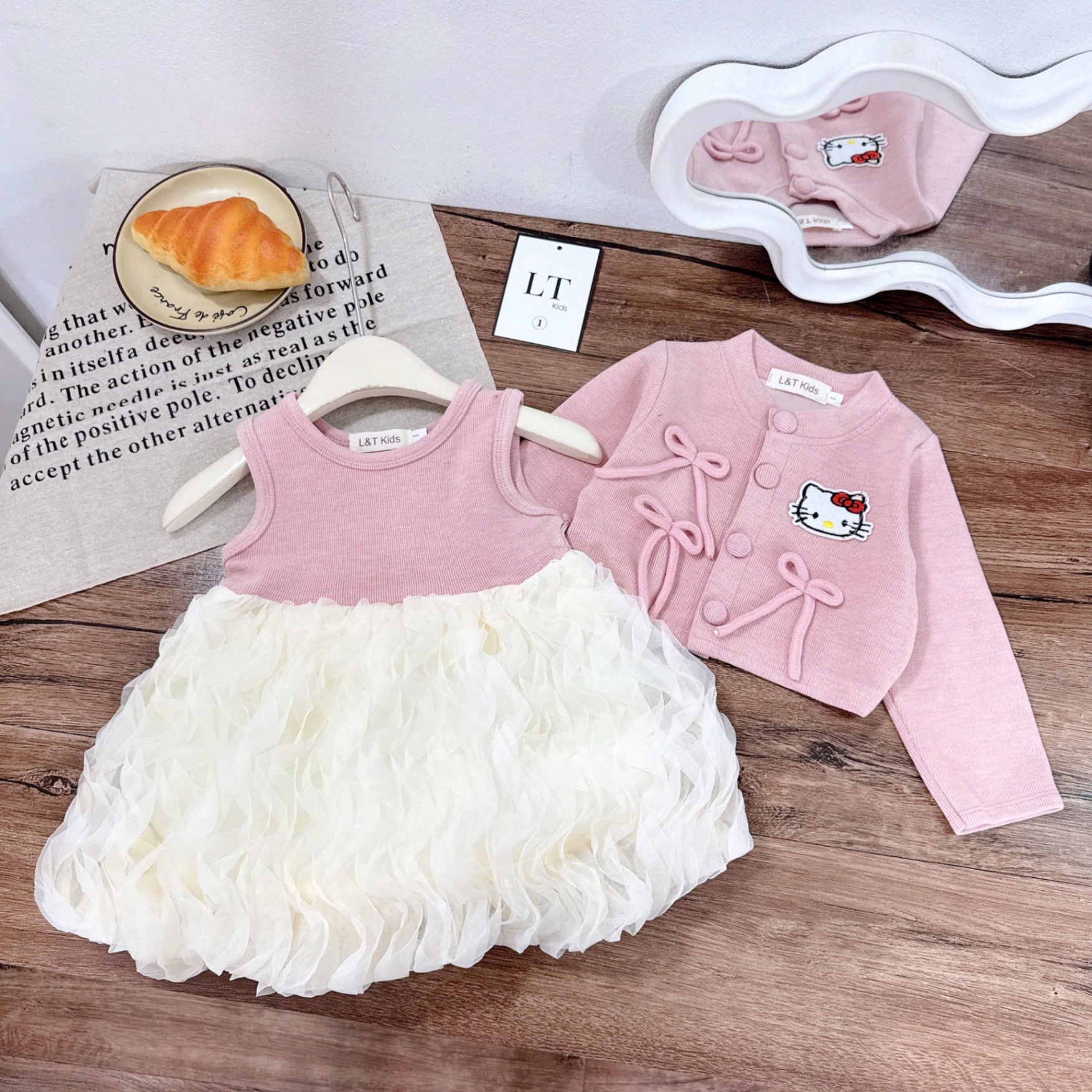 Sét 2 chi tiết áo kèm váy bồng lượn sóng bé gái kitty