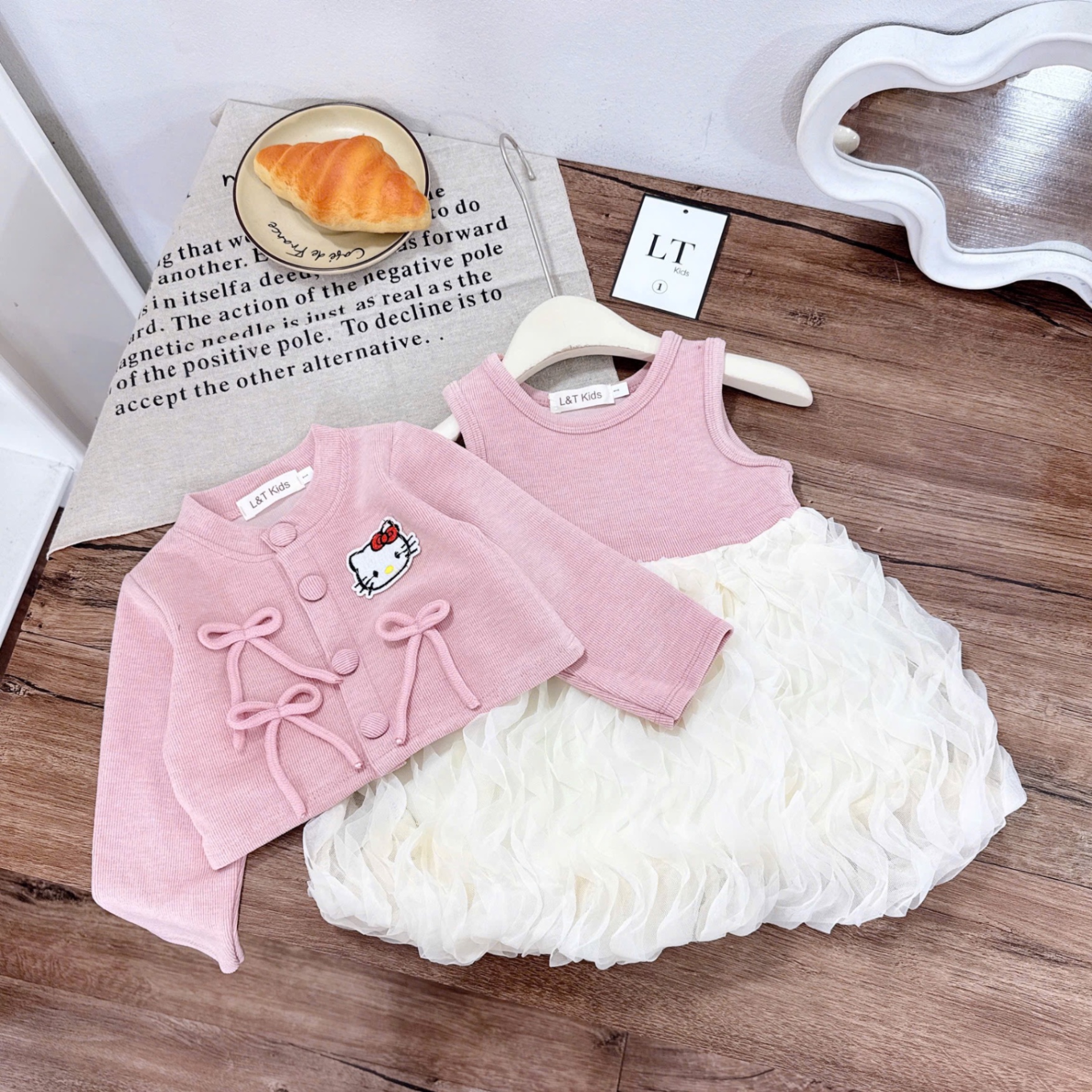 Sét 2 chi tiết áo kèm váy bồng lượn sóng bé gái kitty