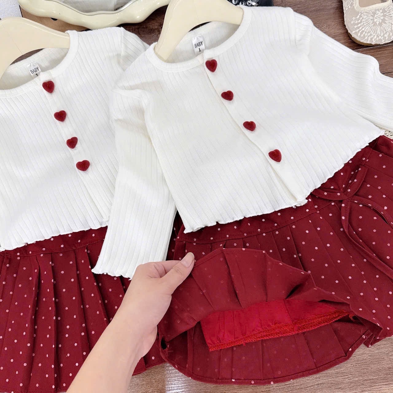 Sét áo len cúc tim cv chấm bi đỏ bé gái