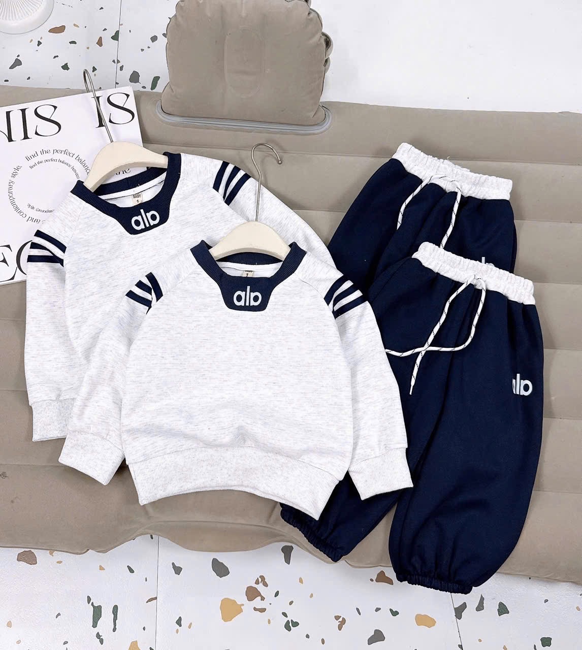 Sét bộ áo alo nỉ ghi quần xanh than bo ống cho bé