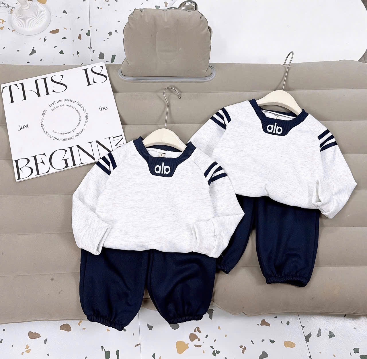 Sét bộ áo alo nỉ ghi quần xanh than bo ống cho bé