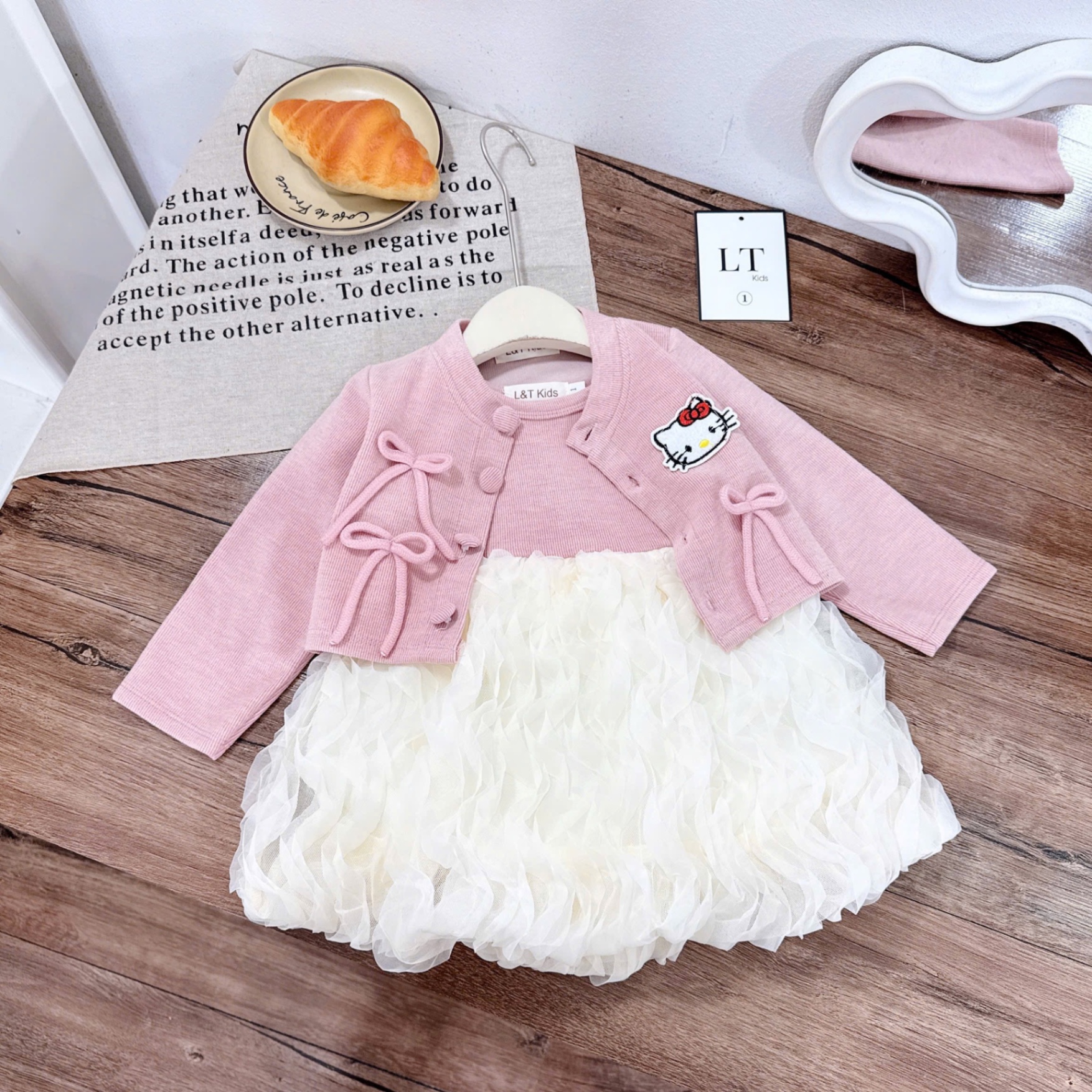 Sét 2 chi tiết áo kèm váy bồng lượn sóng bé gái kitty