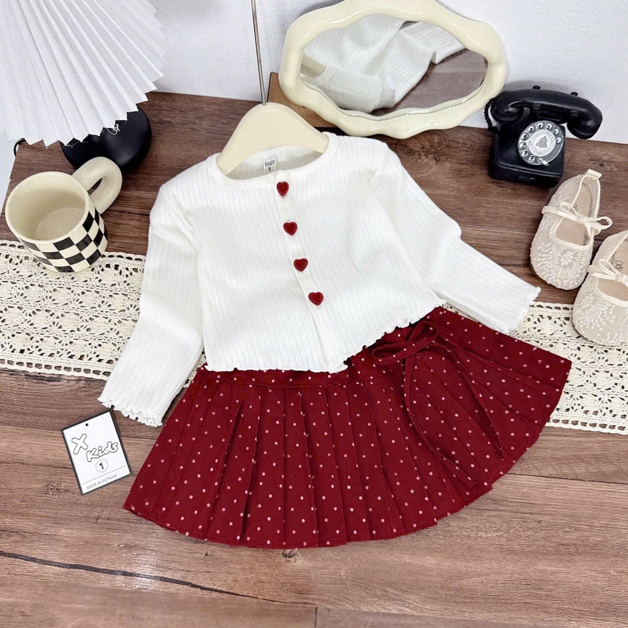 Sét áo len cúc tim cv chấm bi đỏ bé gái