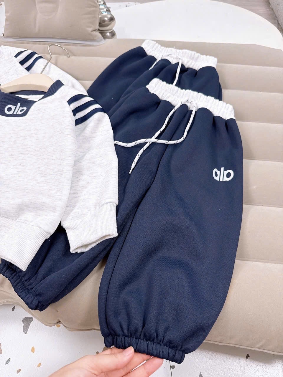 Sét bộ áo alo nỉ ghi quần xanh than bo ống cho bé