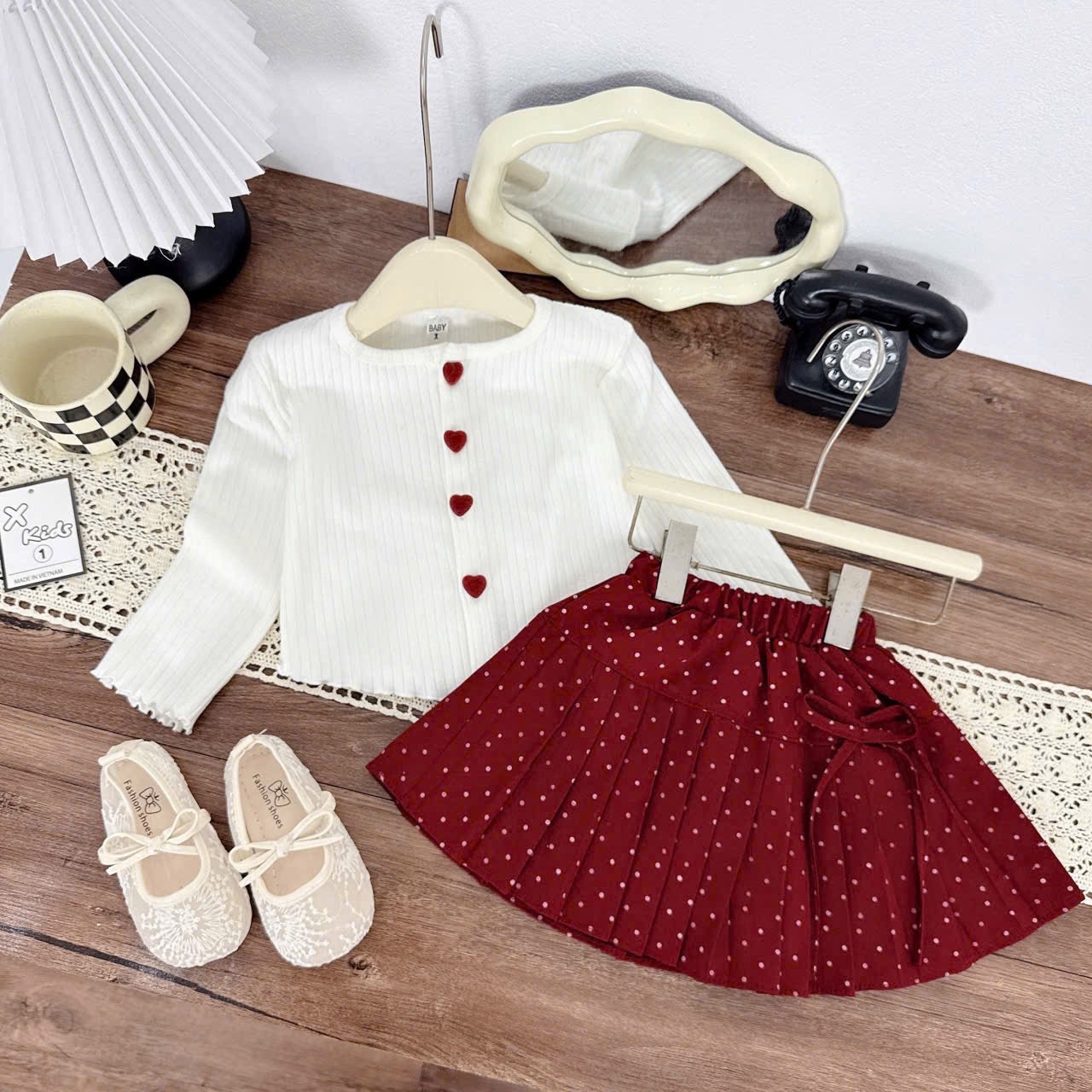 Sét áo len cúc tim cv chấm bi đỏ bé gái