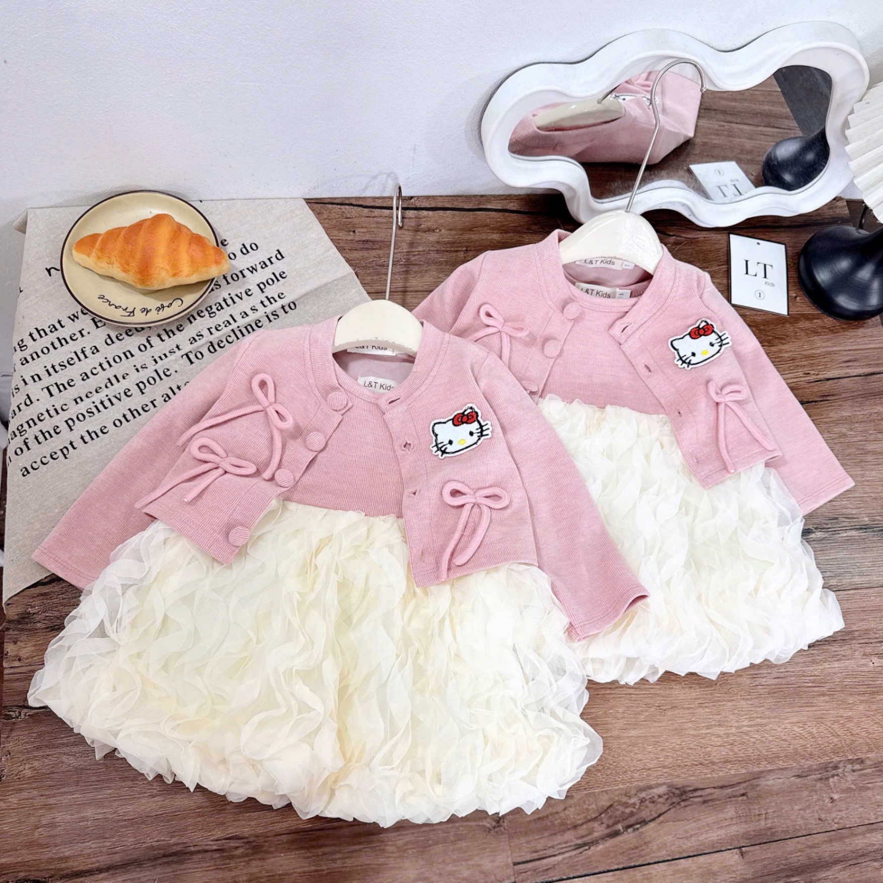 Sét 2 chi tiết áo kèm váy bồng lượn sóng bé gái kitty