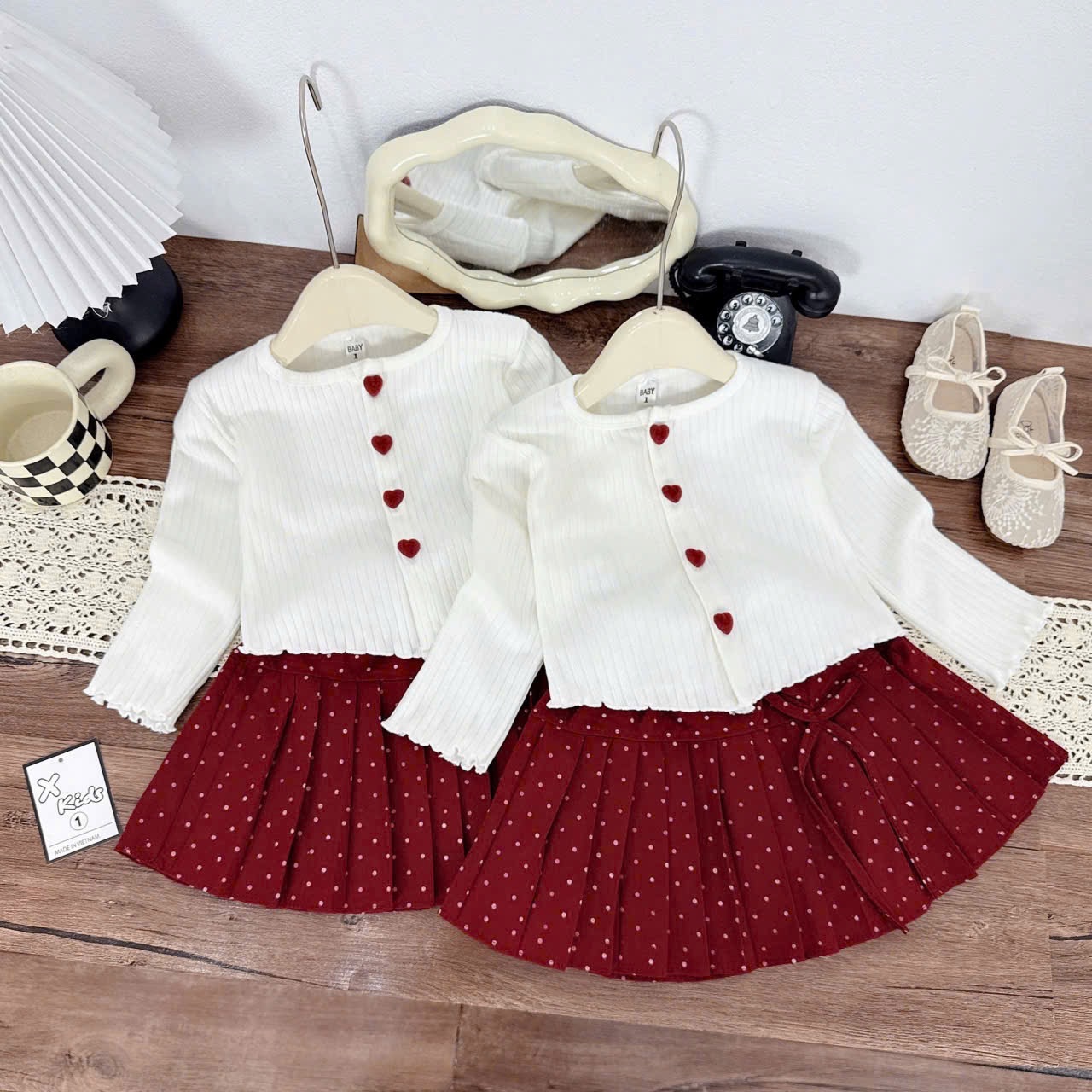 Sét áo len cúc tim cv chấm bi đỏ bé gái