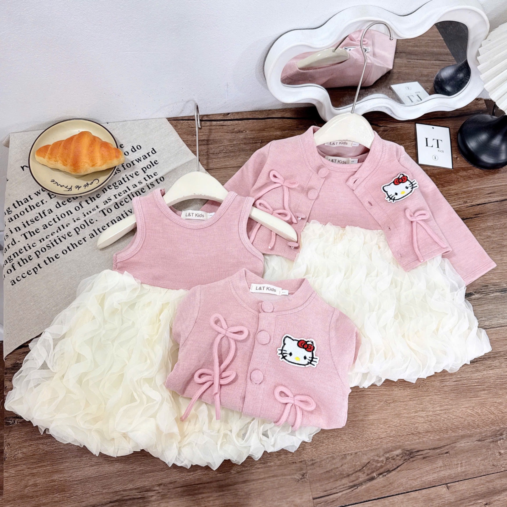Sét 2 chi tiết áo kèm váy bồng lượn sóng bé gái kitty