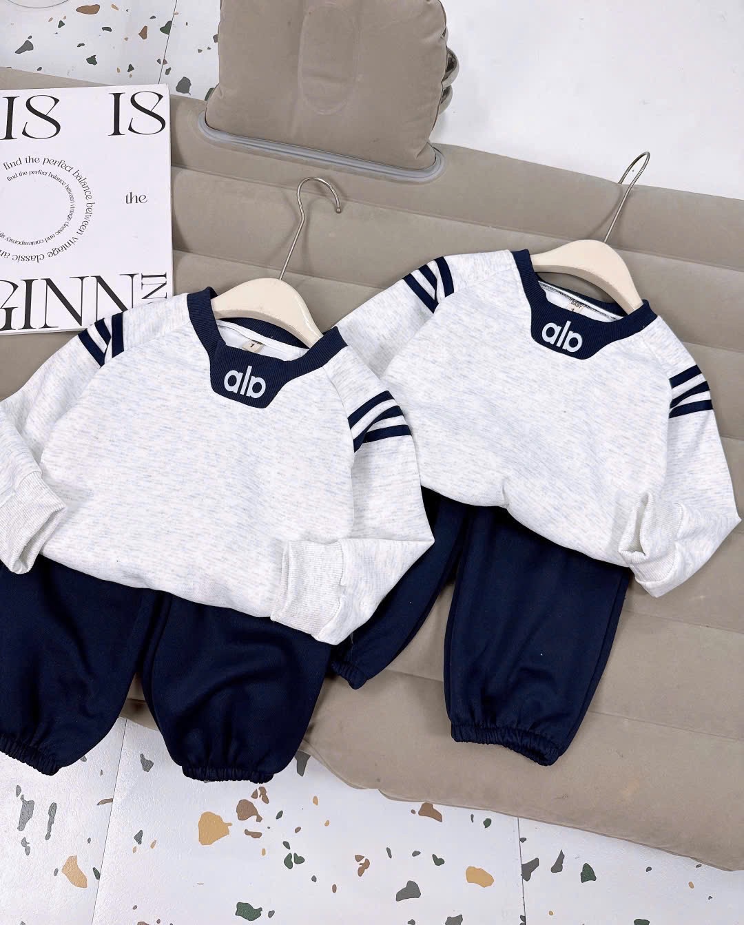 Sét bộ áo alo nỉ ghi quần xanh than bo ống cho bé