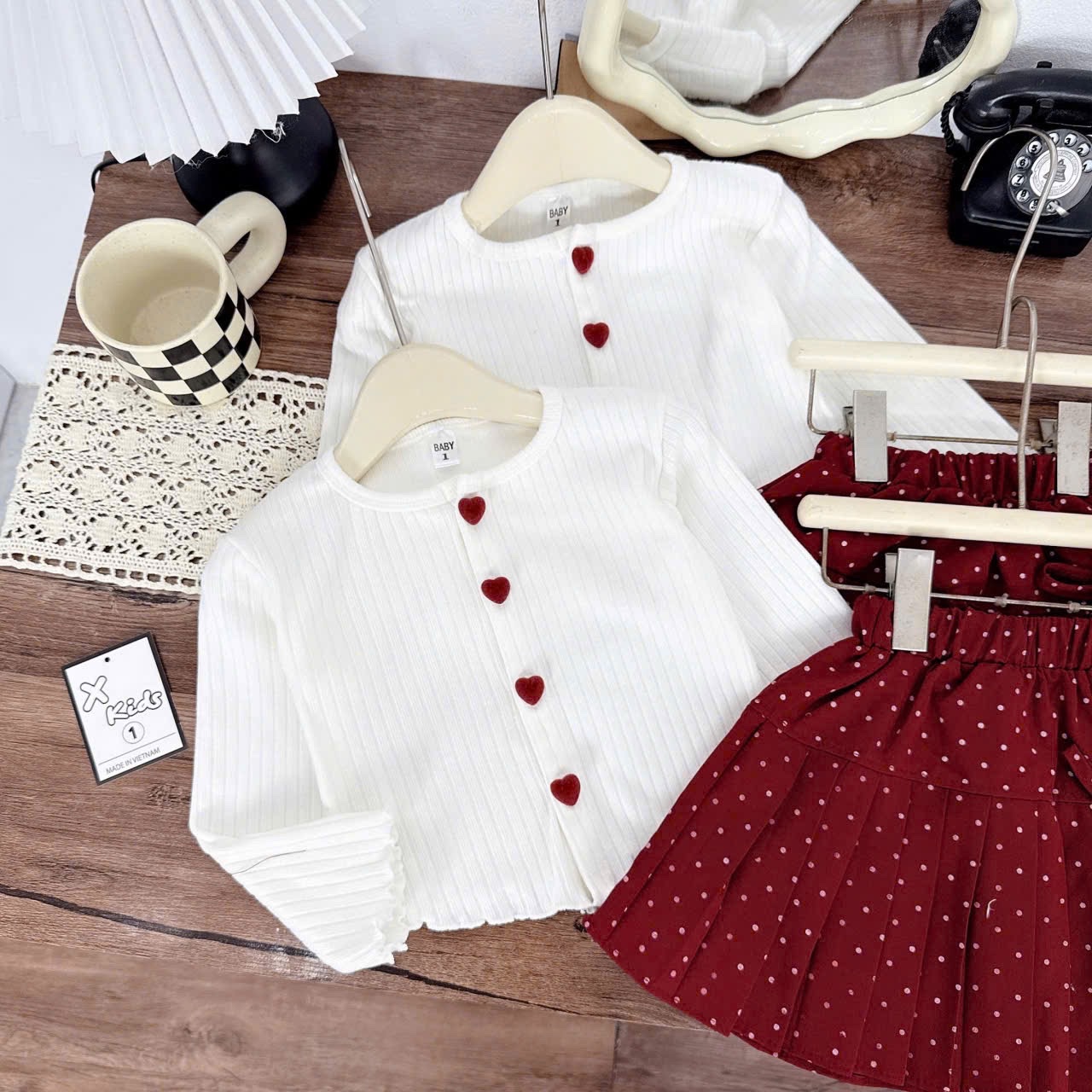 Sét áo len cúc tim cv chấm bi đỏ bé gái