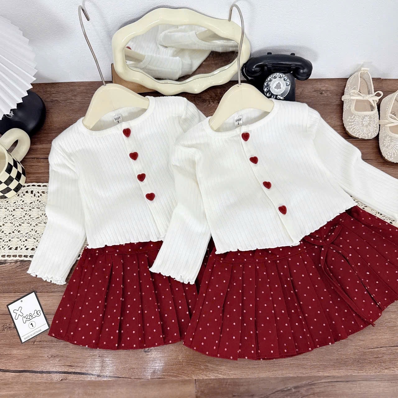 Sét áo len cúc tim cv chấm bi đỏ bé gái