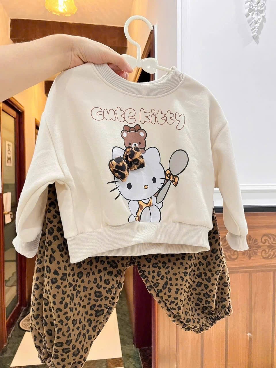 Sét bộ nỉ kitty quần đốm báo bé gái