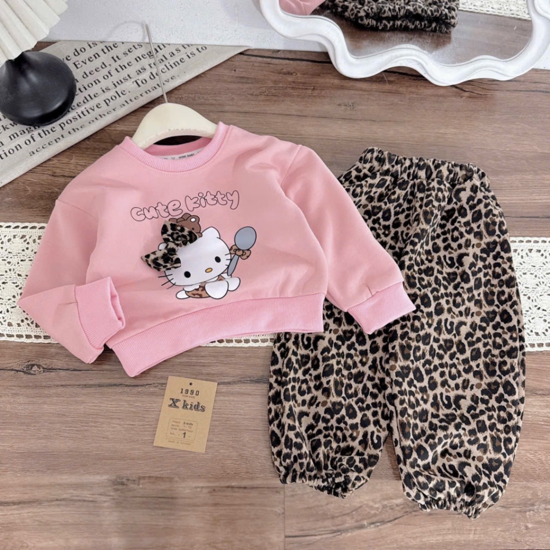 Sét bộ nỉ kitty quần đốm báo bé gái