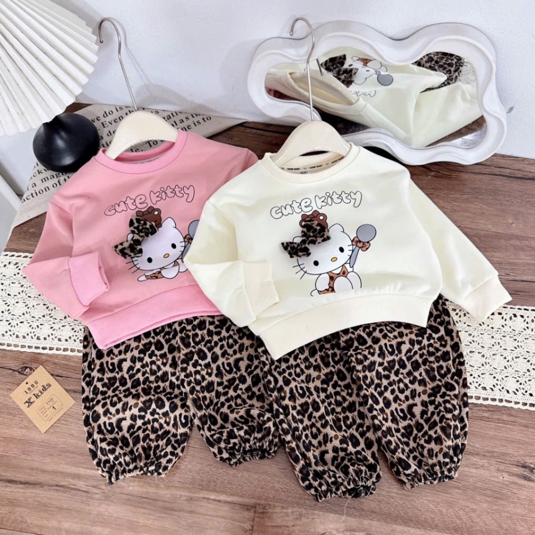 Sét bộ nỉ kitty quần đốm báo bé gái