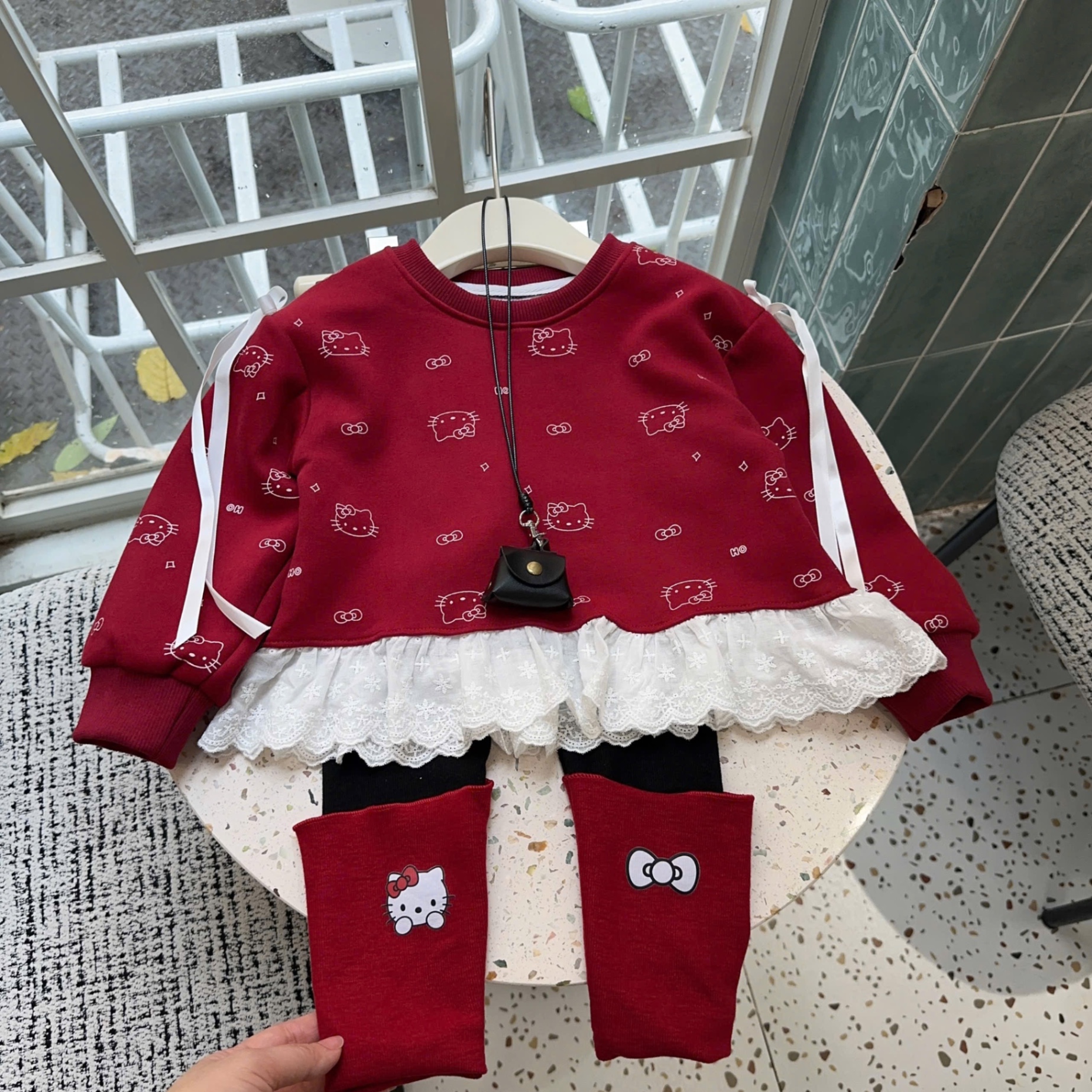 Sét áo nỉ kitty đỏ quần legging bé gái