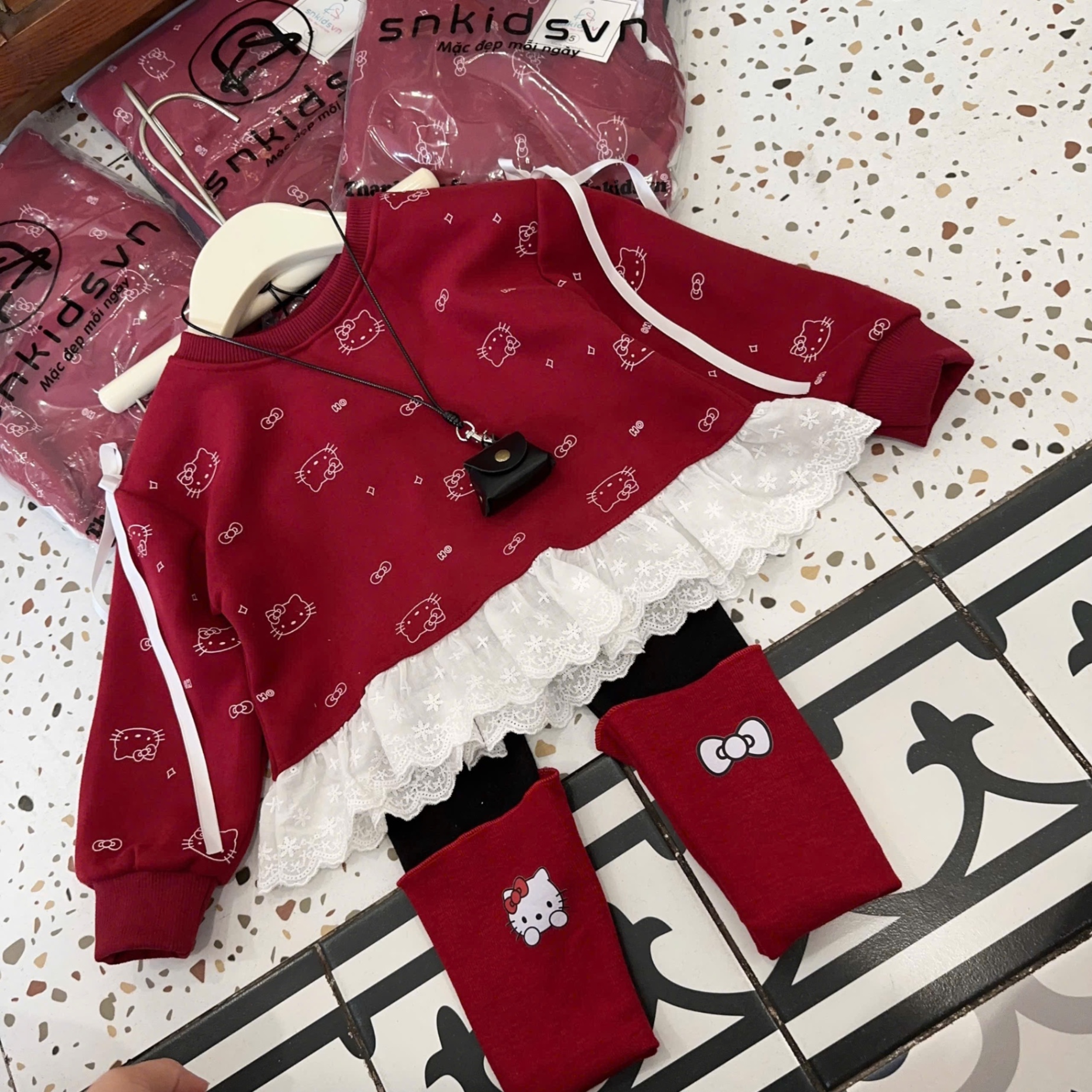 Sét áo nỉ kitty đỏ quần legging bé gái