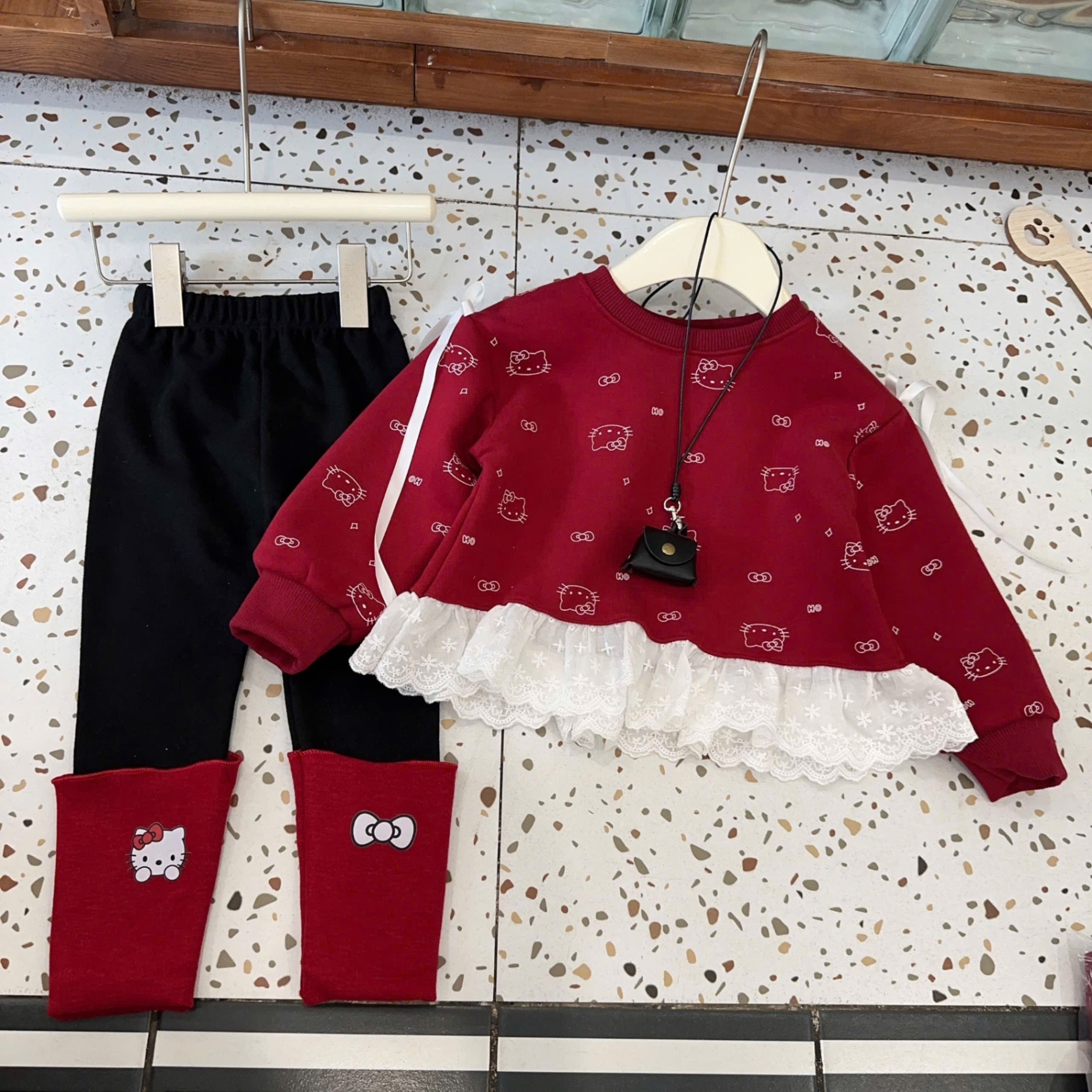 Sét áo nỉ kitty đỏ quần legging bé gái