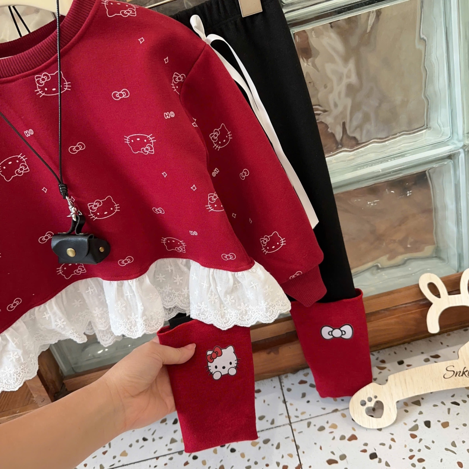 Sét áo nỉ kitty đỏ quần legging bé gái