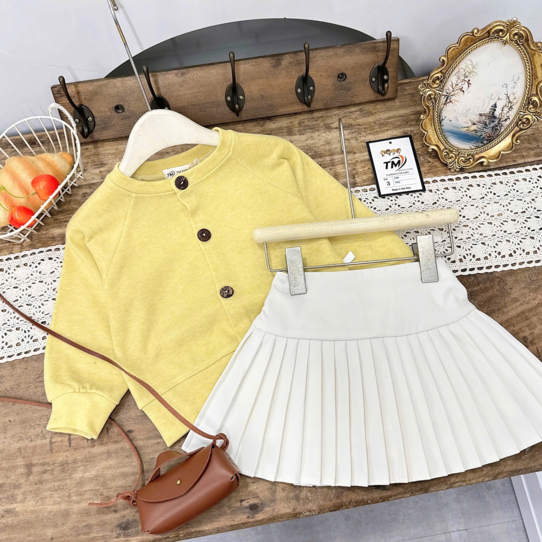 Sét áo len vàng cv dập ly trắng bé gái