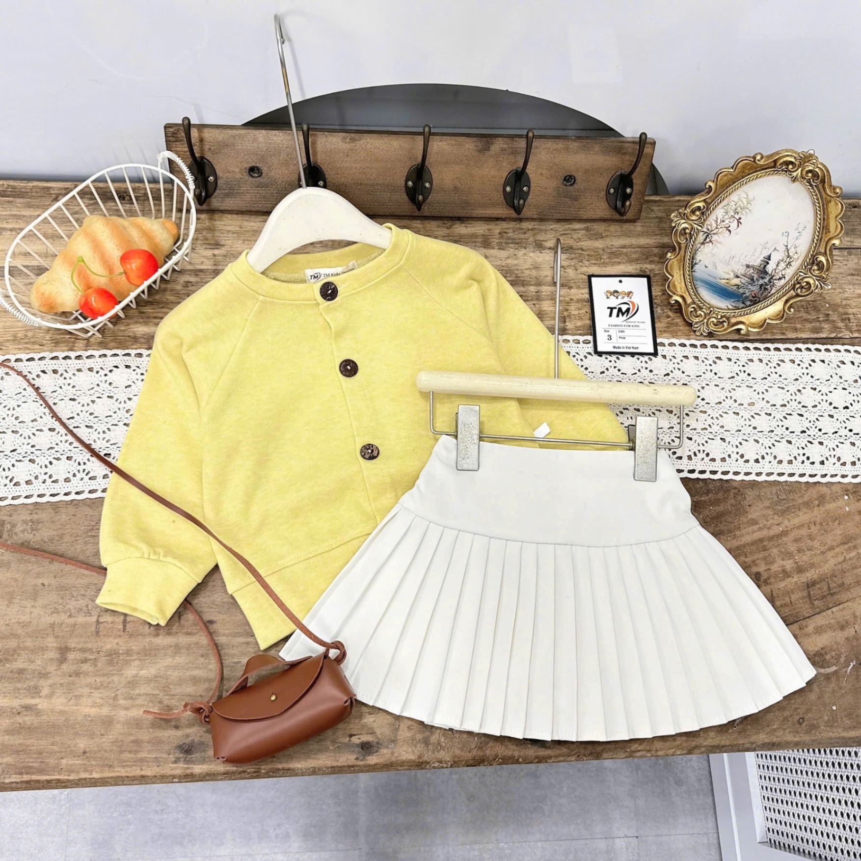 Sét áo len vàng cv dập ly trắng bé gái