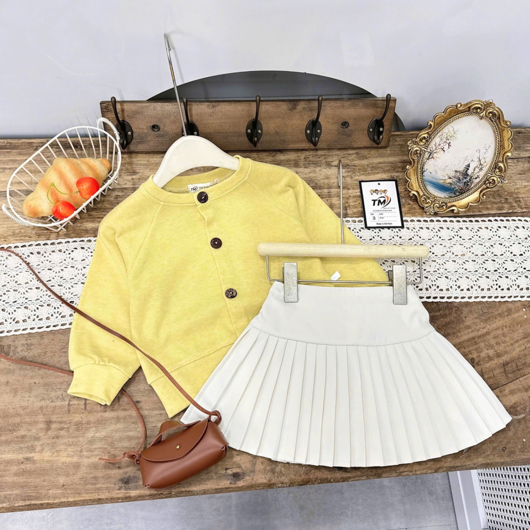 Sét áo len vàng cv dập ly trắng bé gái