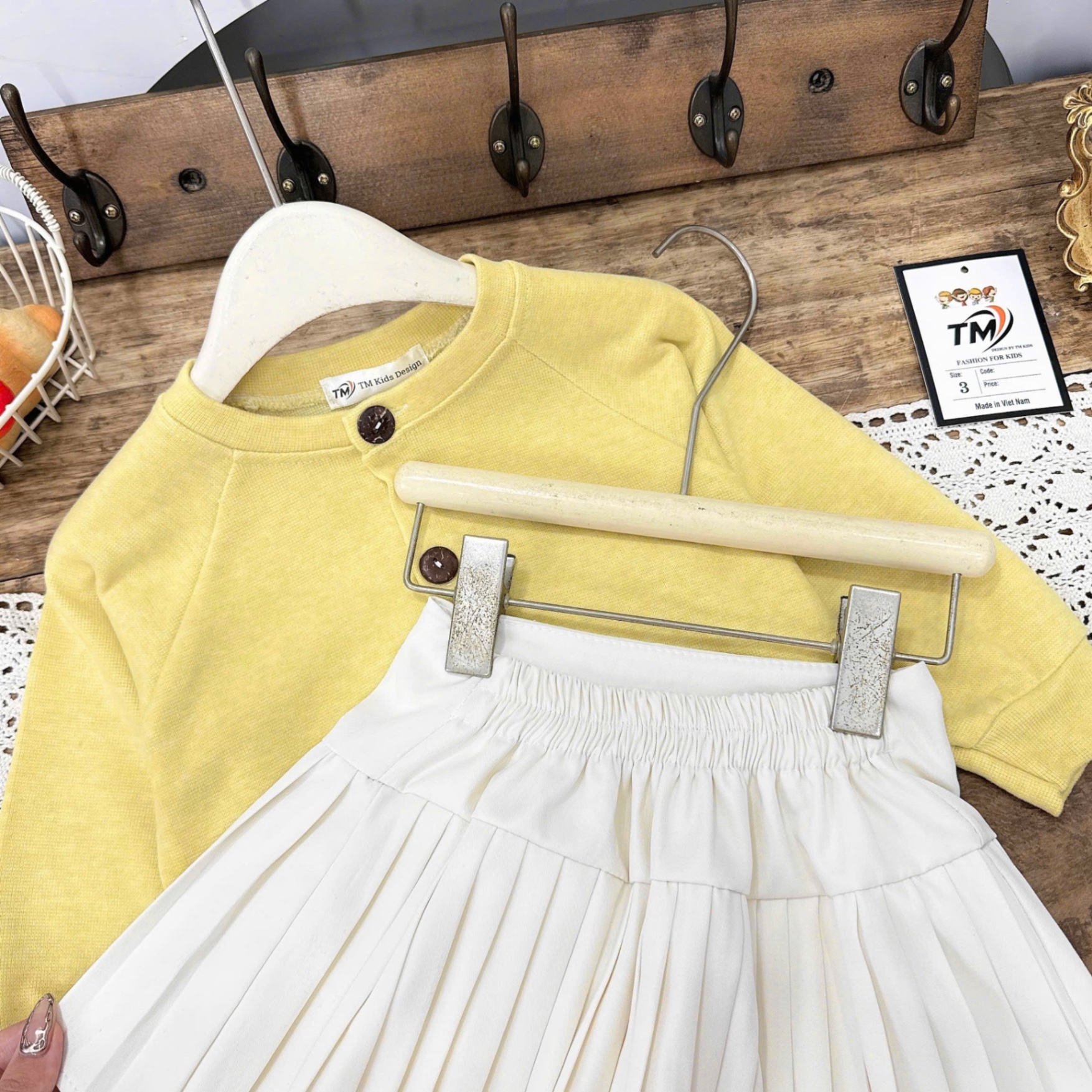 Sét áo len vàng cv dập ly trắng bé gái