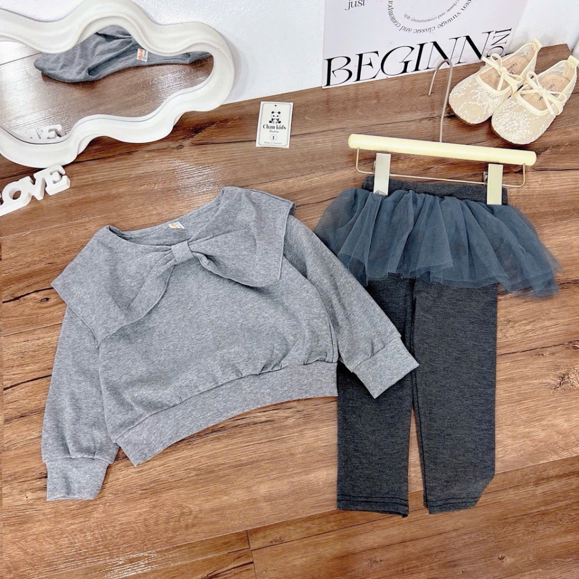 Sét áo ghi nơ quần legging phối voan bé gái