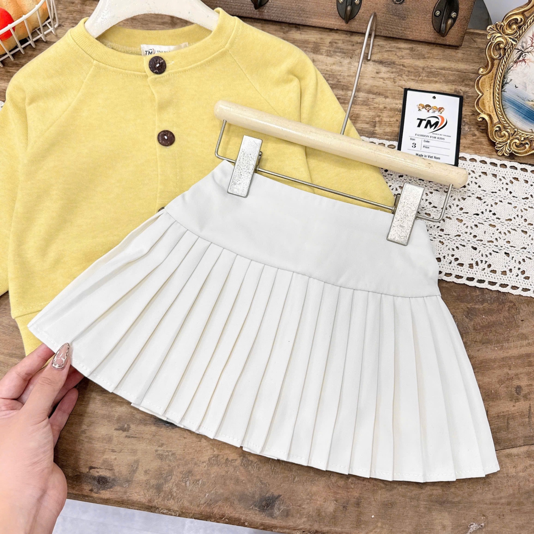 Sét áo len vàng cv dập ly trắng bé gái